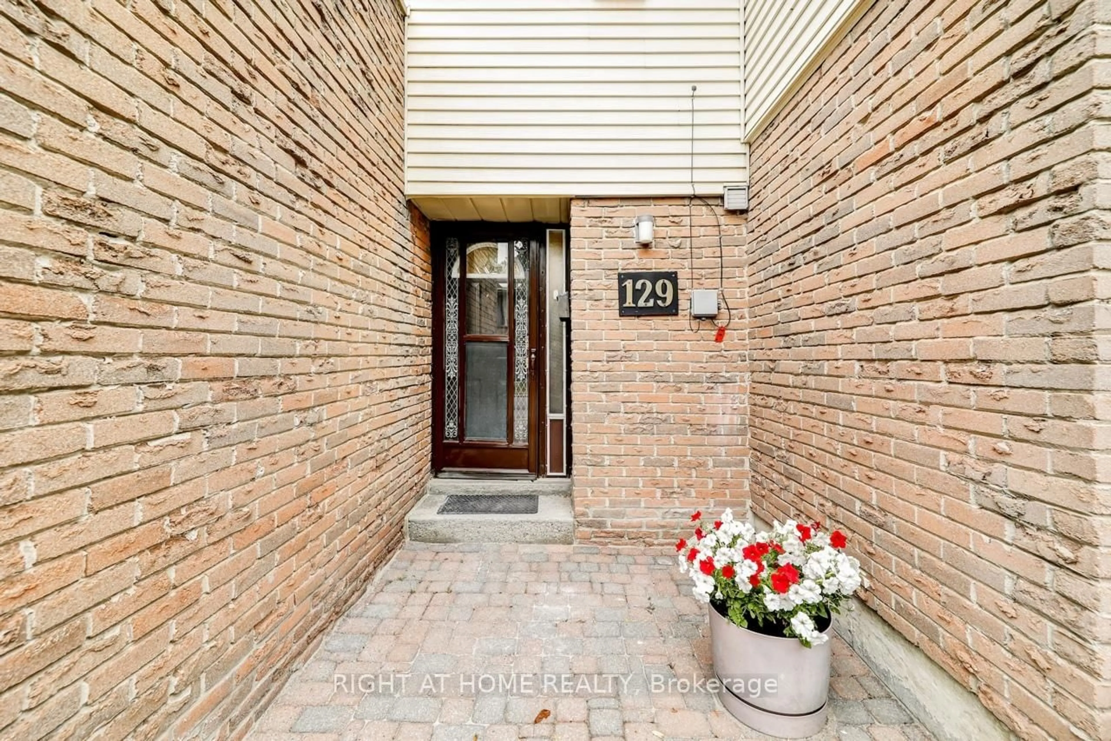 Indoor entryway for 129 Jenny Wren Way, Toronto Ontario M2H 2Z1