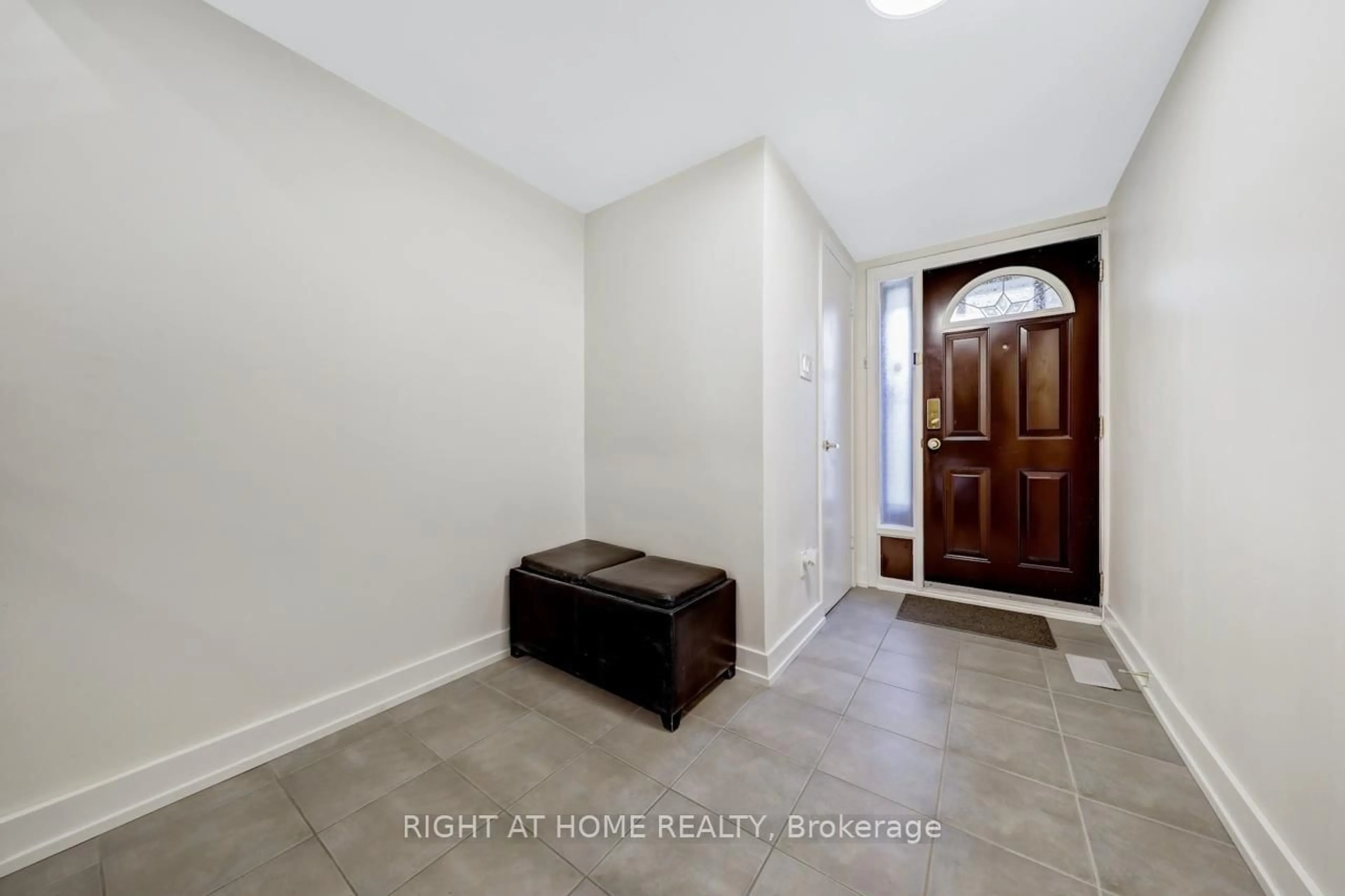 Indoor entryway for 129 Jenny Wren Way, Toronto Ontario M2H 2Z1