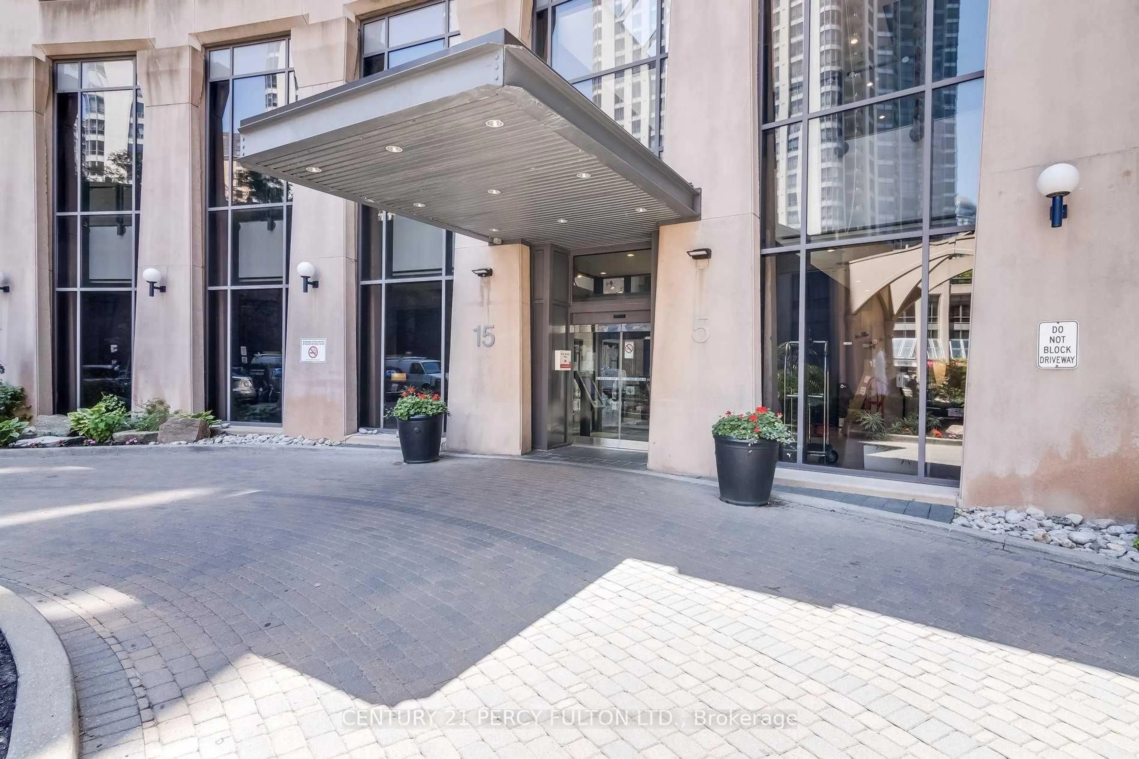 Indoor foyer for 5 Northtown Way #1008, Toronto Ontario M2N 7A1