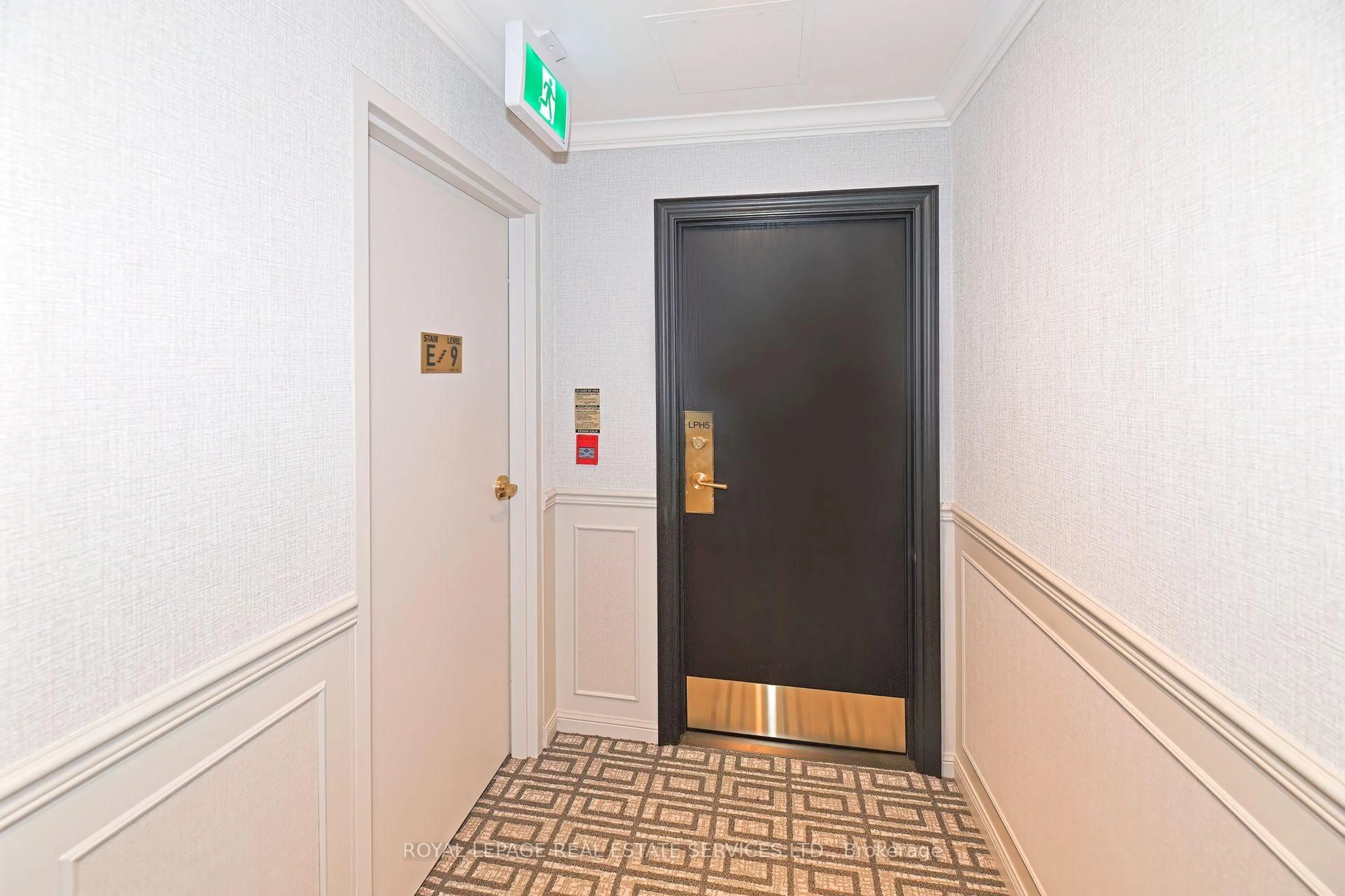 Indoor foyer for 1 Deer Park Cres #905, Toronto Ontario M4V 3C4