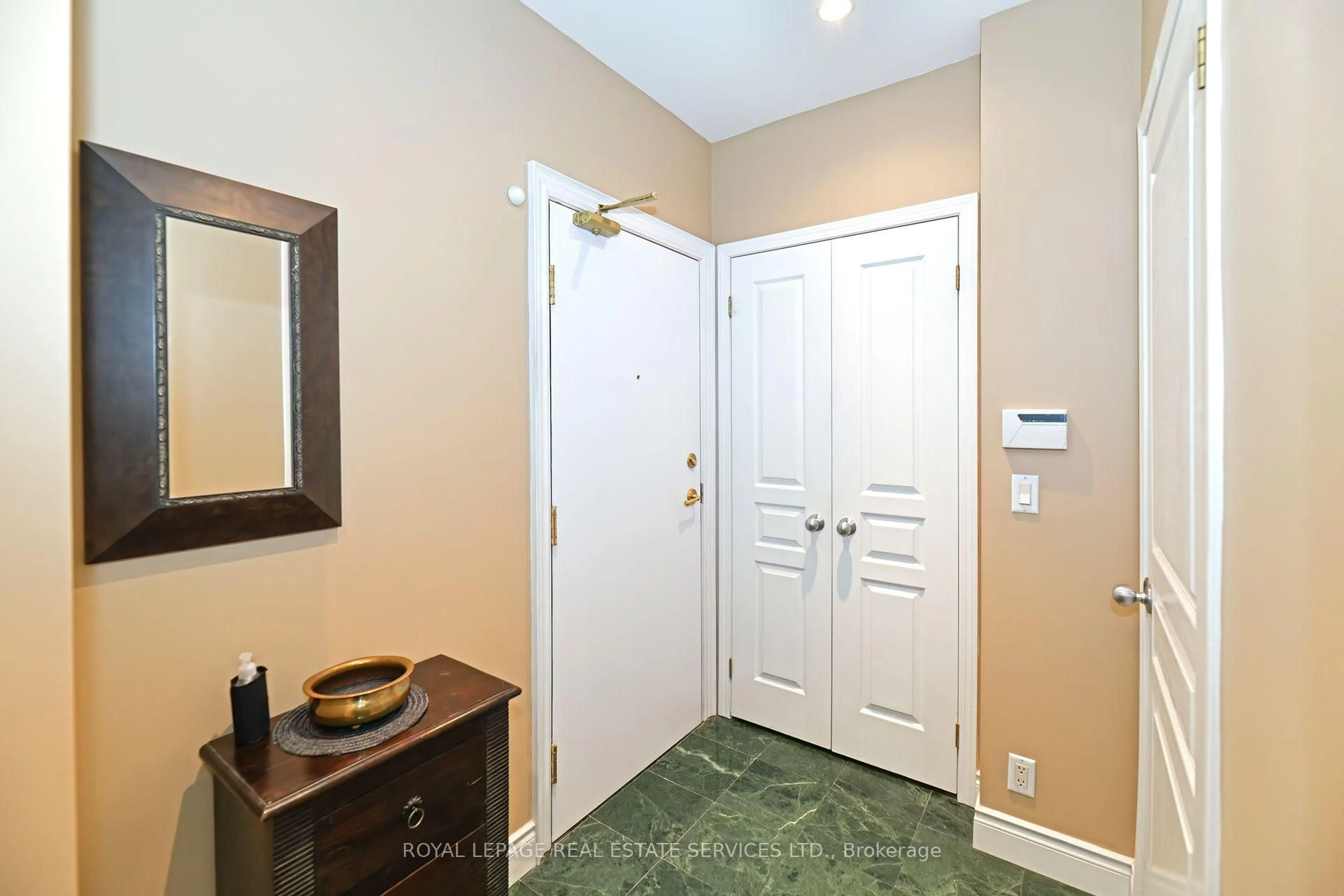 Indoor entryway for 1 Deer Park Cres #905, Toronto Ontario M4V 3C4