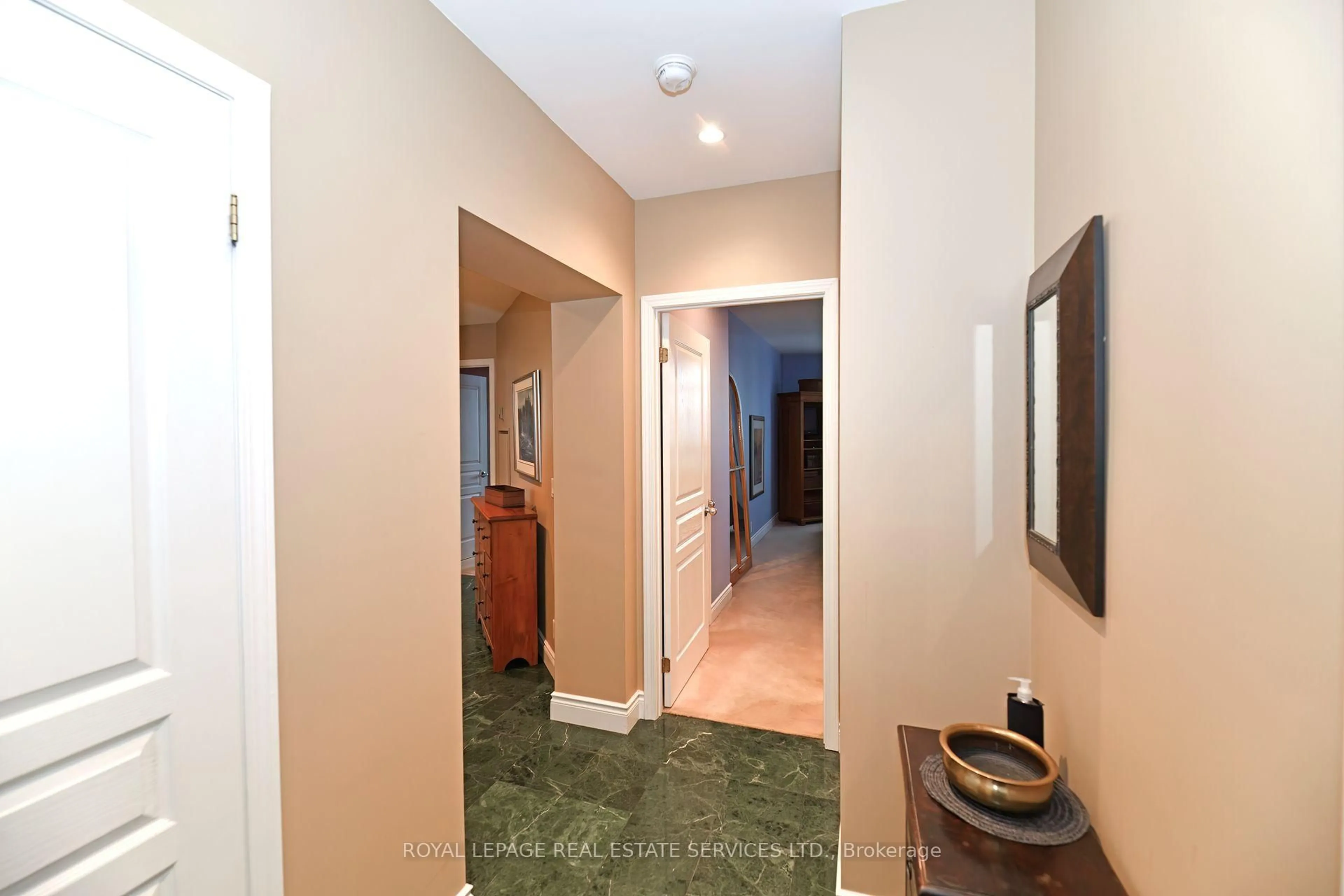 Indoor entryway for 1 Deer Park Cres #905, Toronto Ontario M4V 3C4