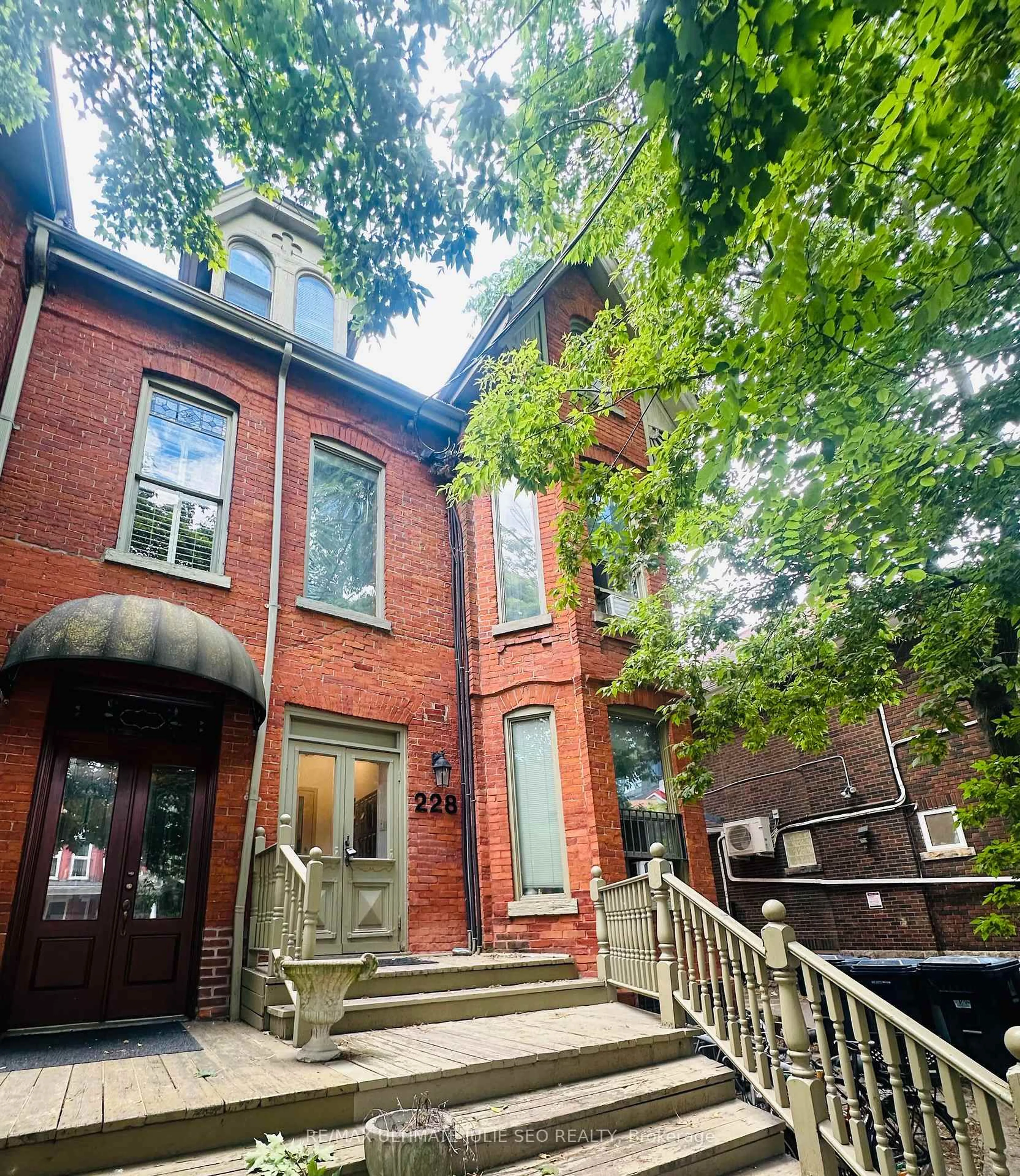 Home with brick exterior material, street for 228 Beverley St, Toronto Ontario M5T 1Z3
