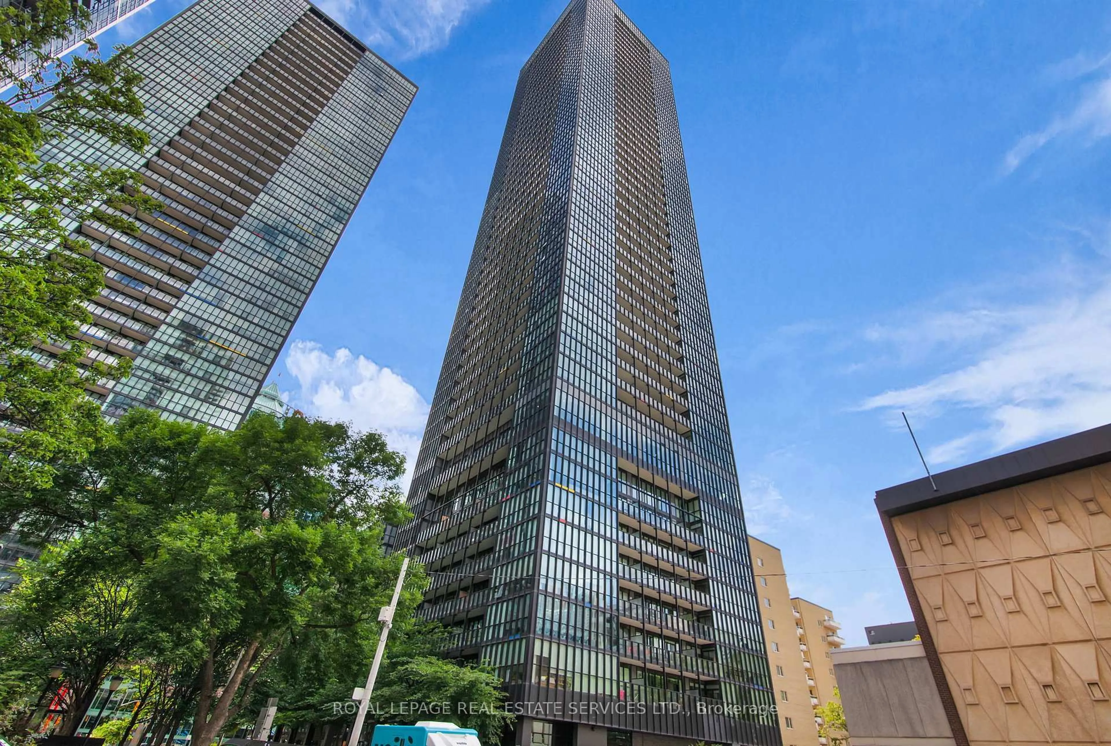 Indoor foyer for 101 Charles St #2406, Toronto Ontario M4Y 0A9