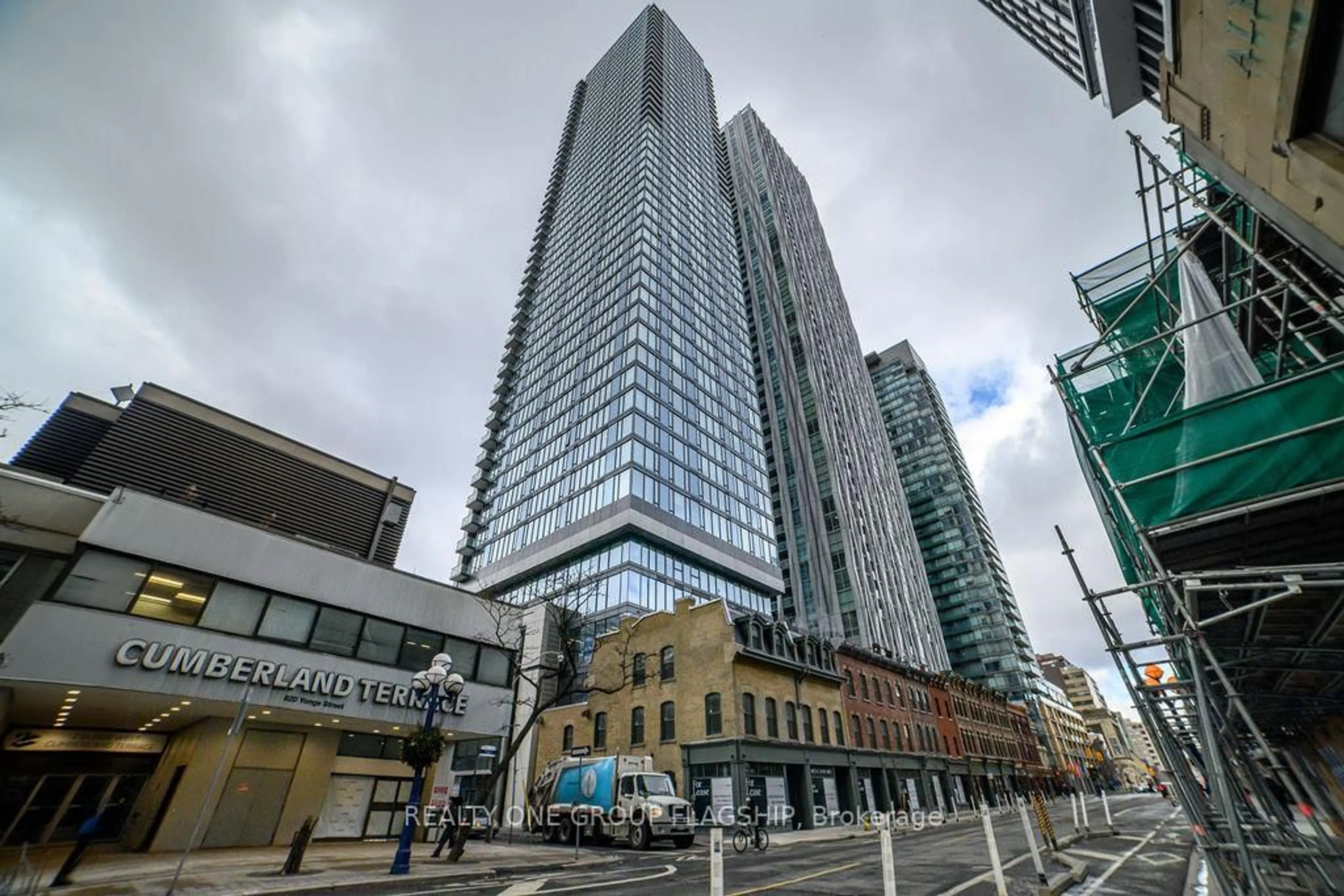 Indoor foyer for 8 Cumberland St #701, Toronto Ontario M4W 0B6
