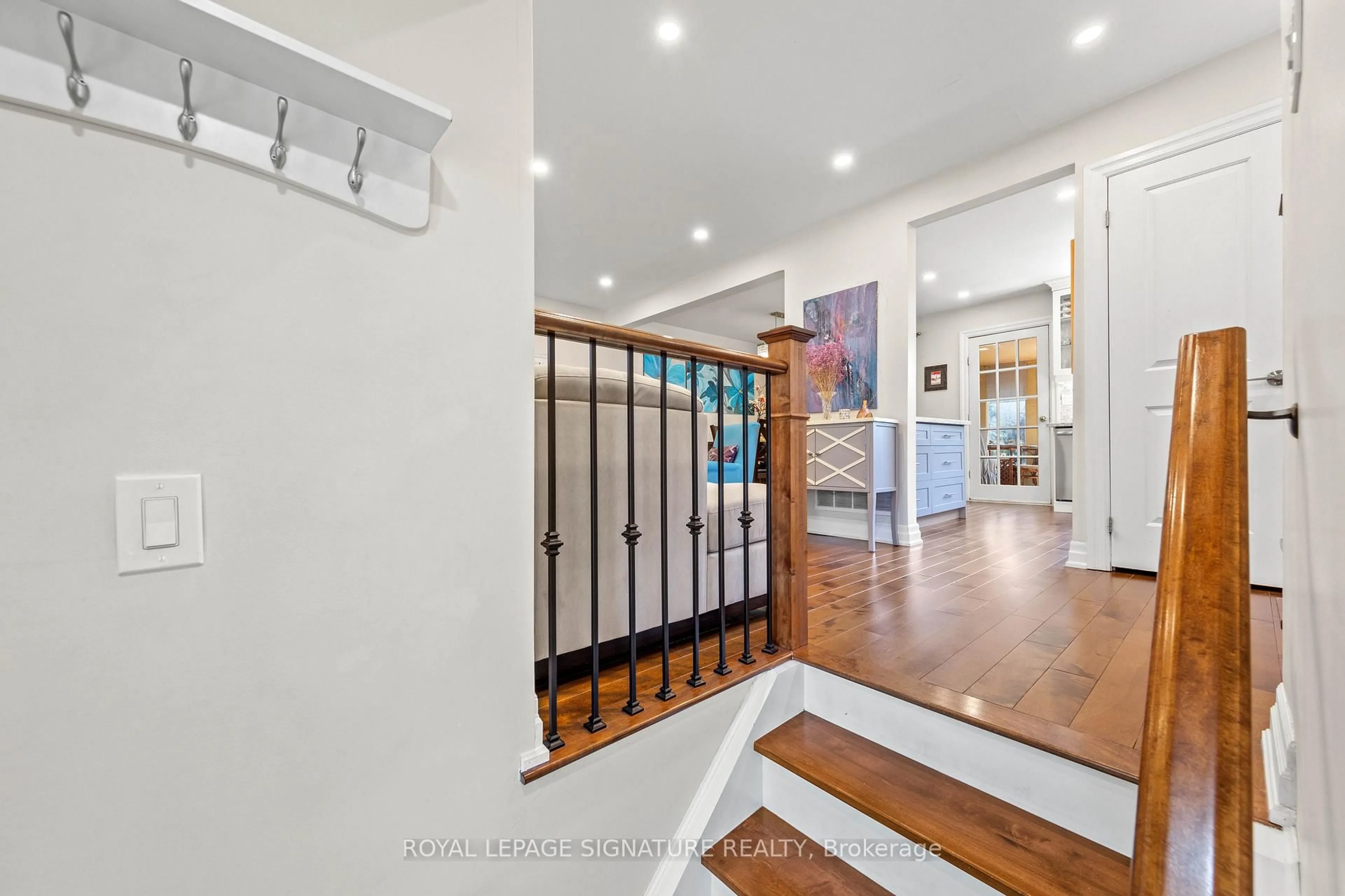 Indoor entryway for 2 Guytoi Crt, Toronto Ontario M3C 1Y2
