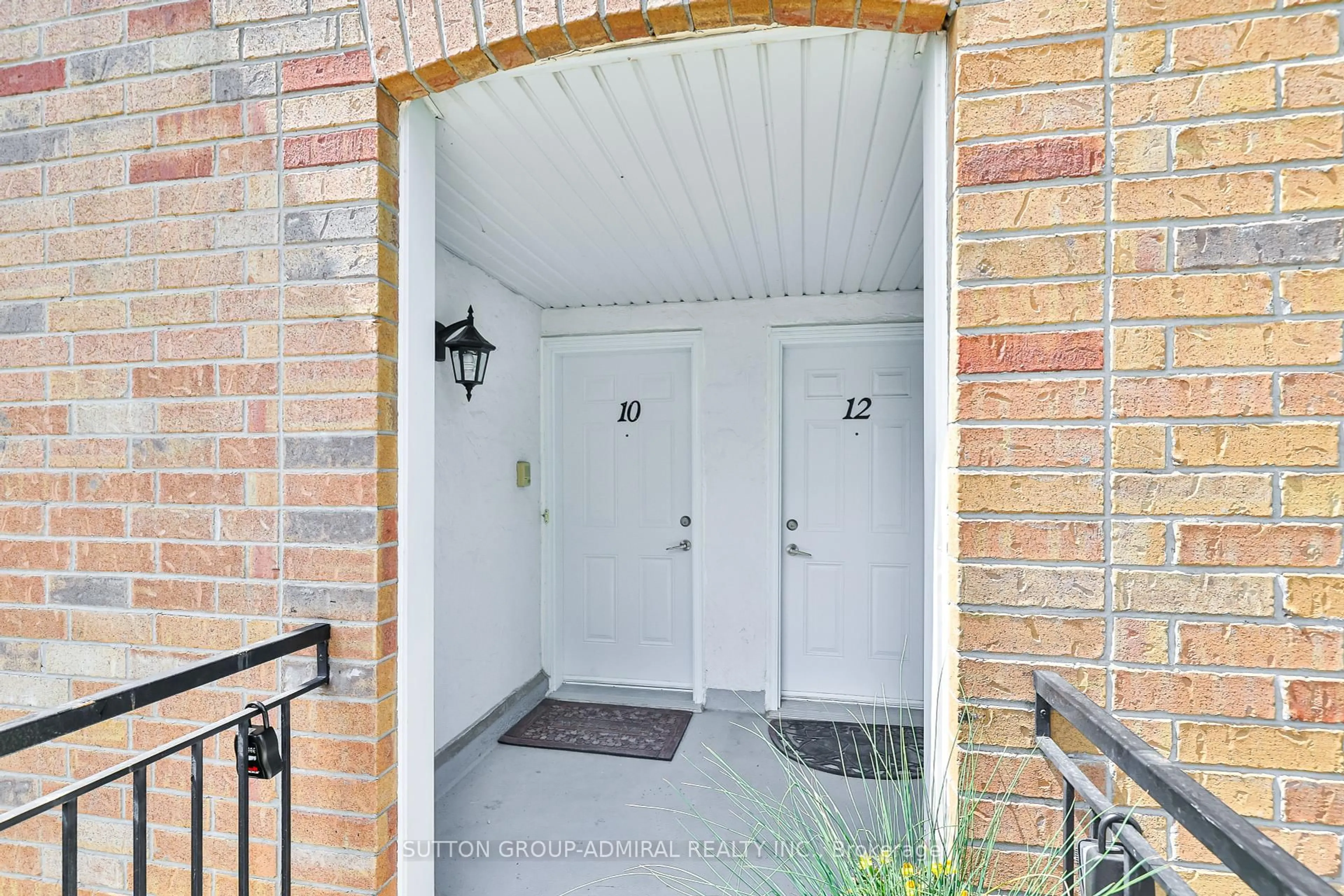 Indoor entryway for 988 Sheppard Ave #10, Toronto Ontario M3H 2T6