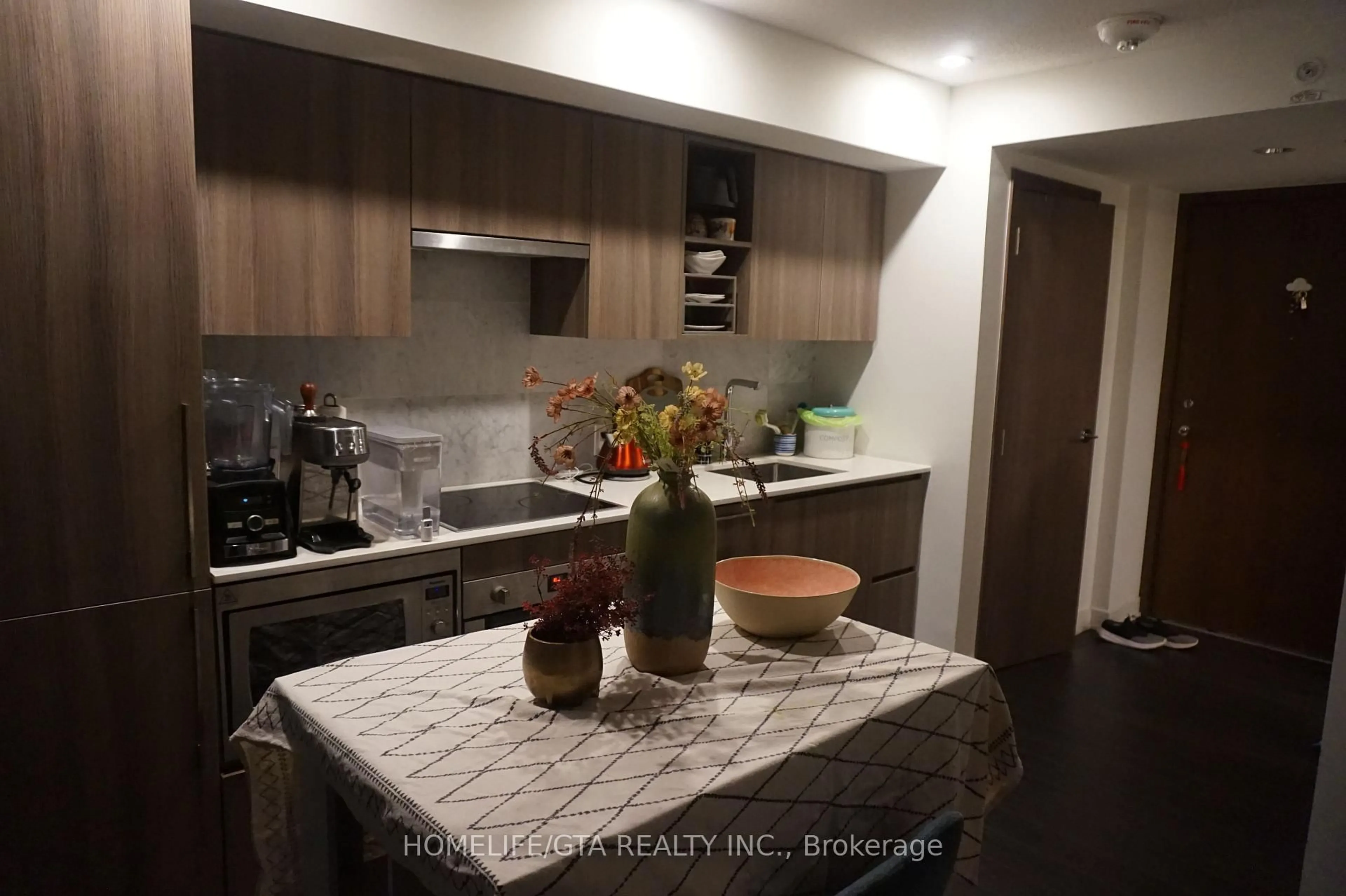Standard kitchen, wood/laminate floor for 17 Bathurst St #1507, Toronto Ontario M5V 0N1