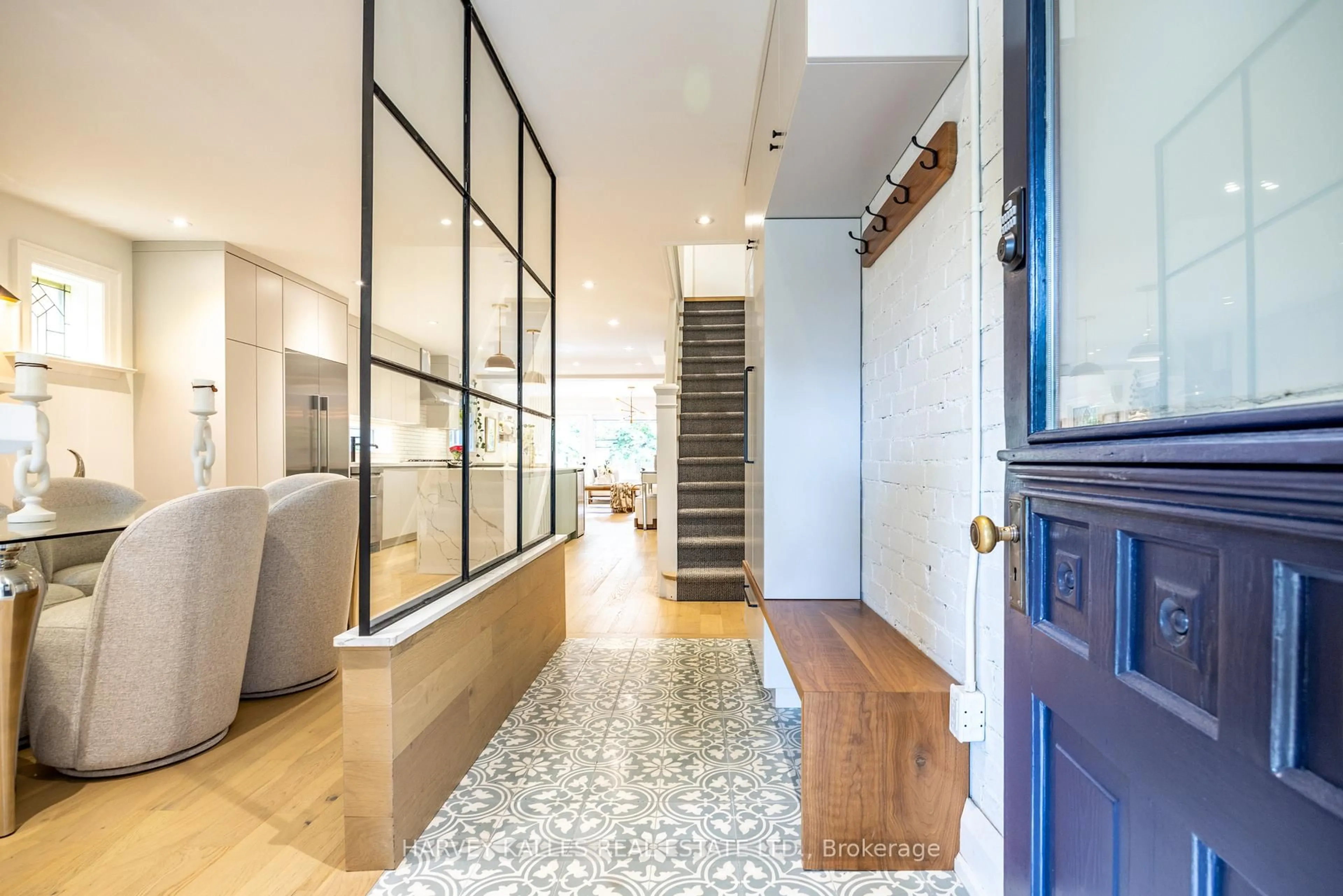 Indoor entryway for 50 Harwood Rd, Toronto Ontario M4S 2P3