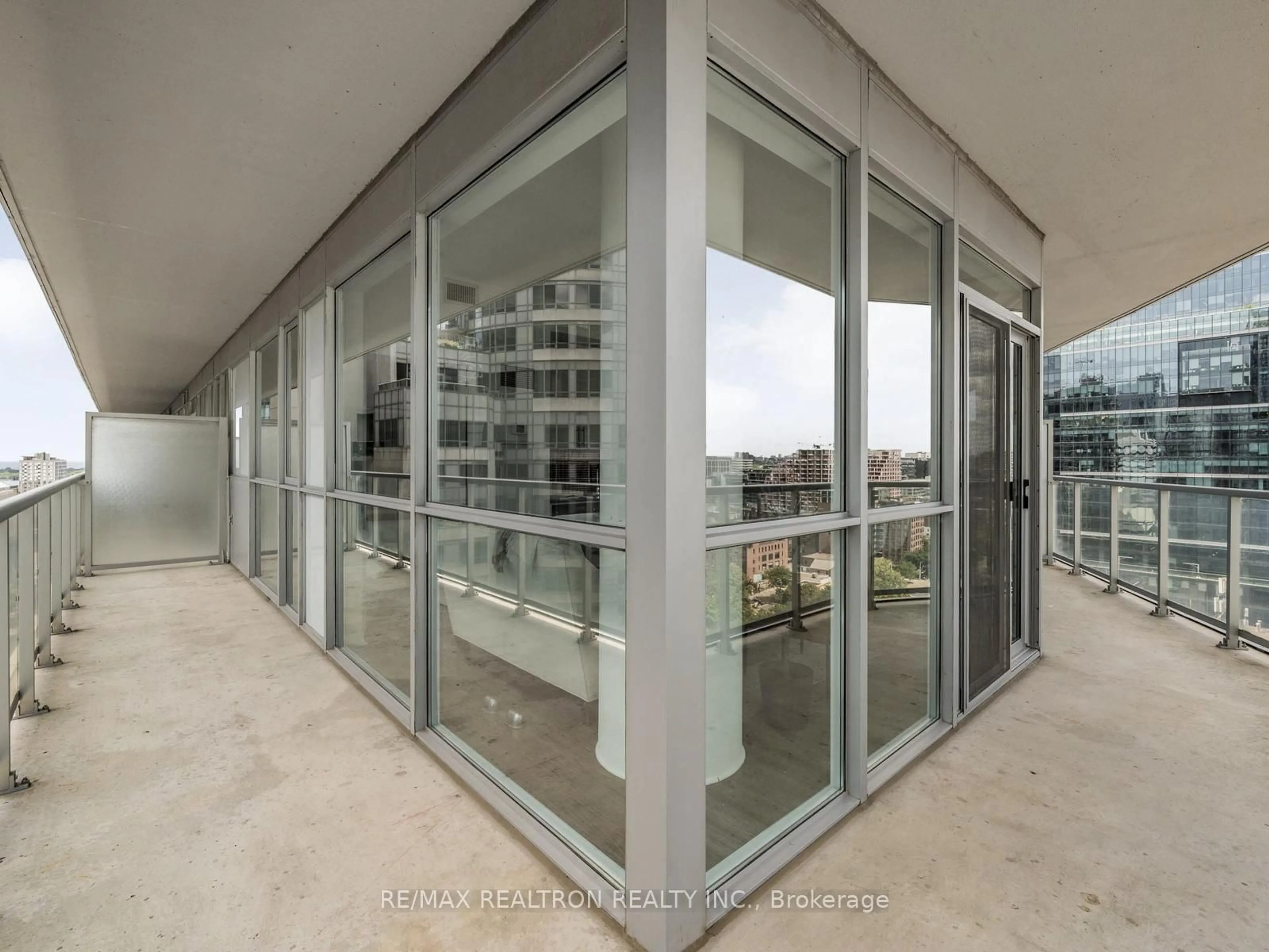 Indoor foyer for 352 Front St #1816, Toronto Ontario M5V 0K3
