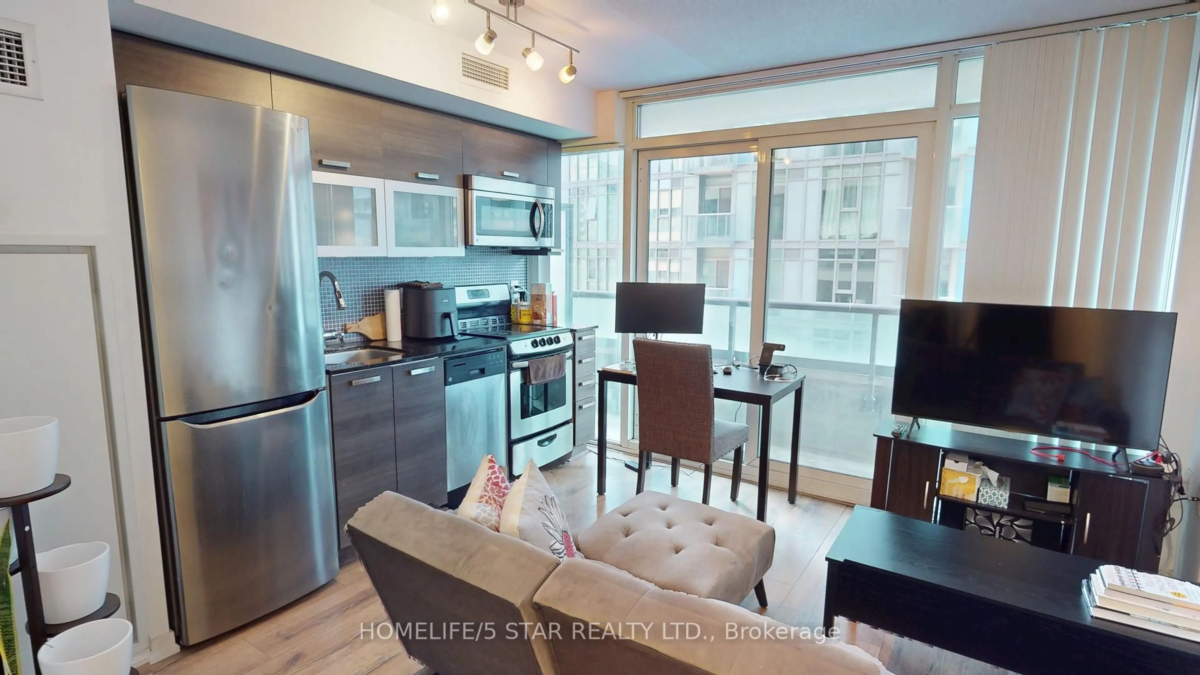 Open concept kitchen, unknown for 36 LISGAR St #726W, Toronto Ontario M6J 0C7