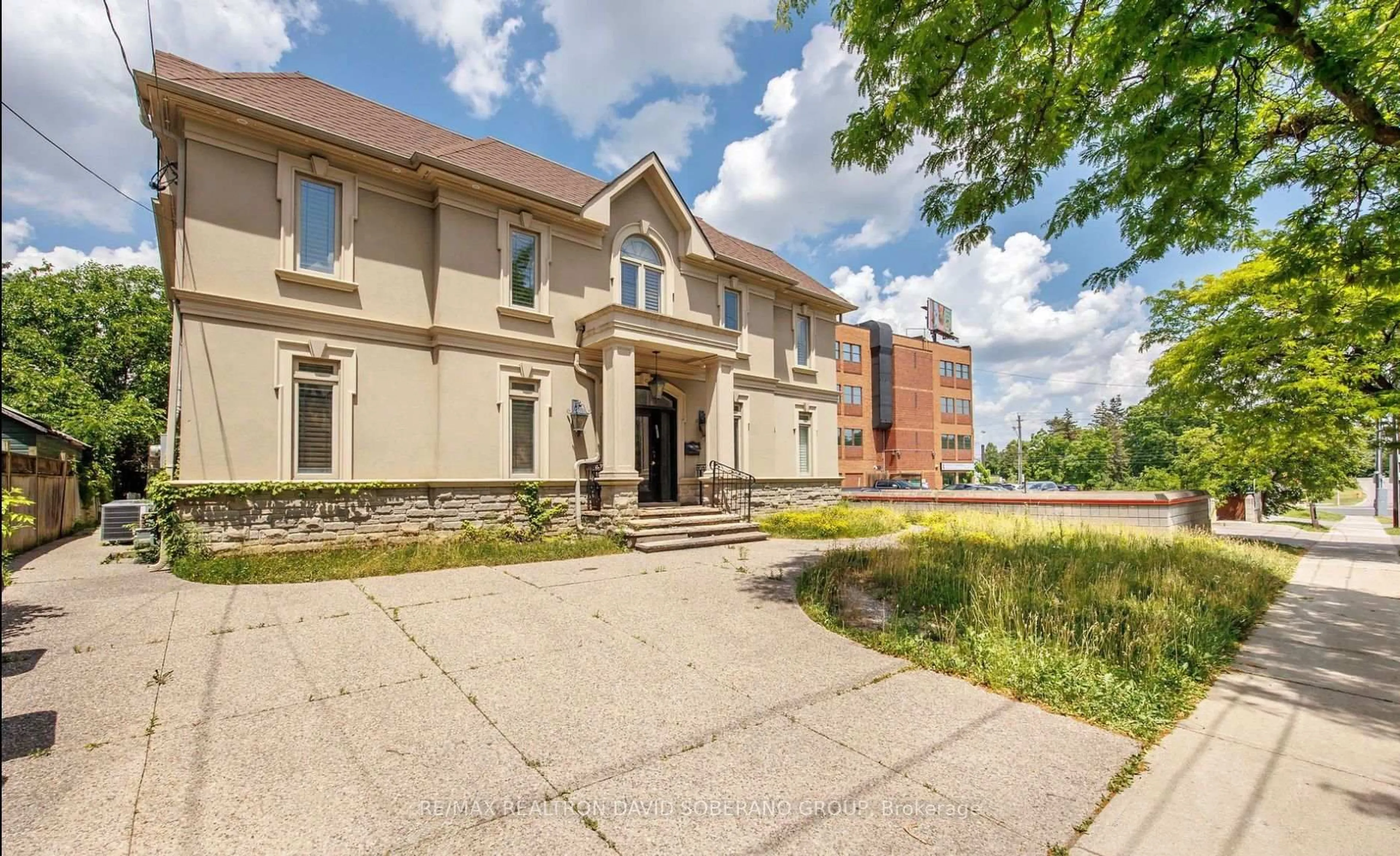 Patio, building for 10 Bainbridge Ave, Toronto Ontario M3H 2J7