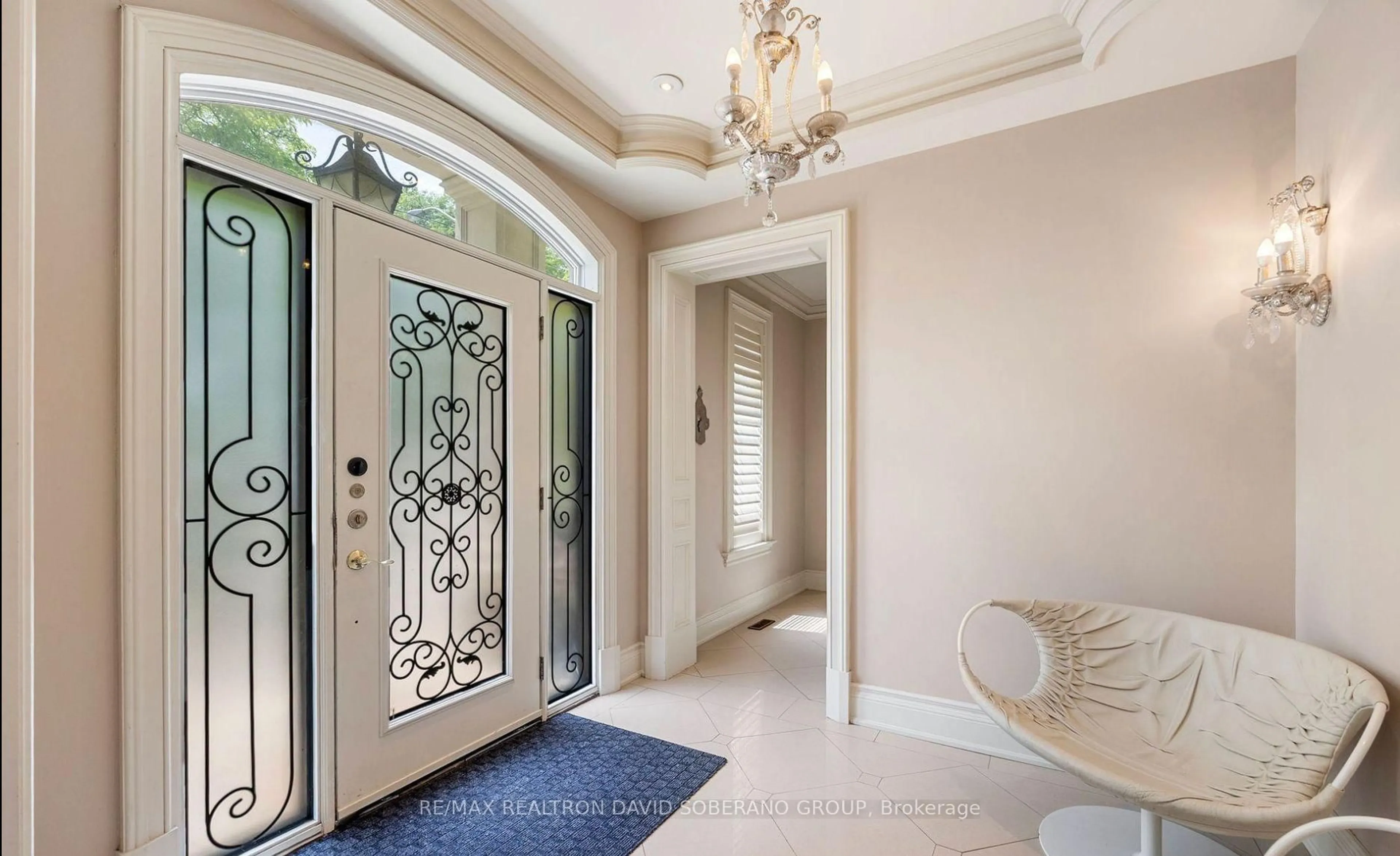 Indoor entryway for 10 Bainbridge Ave, Toronto Ontario M3H 2J7
