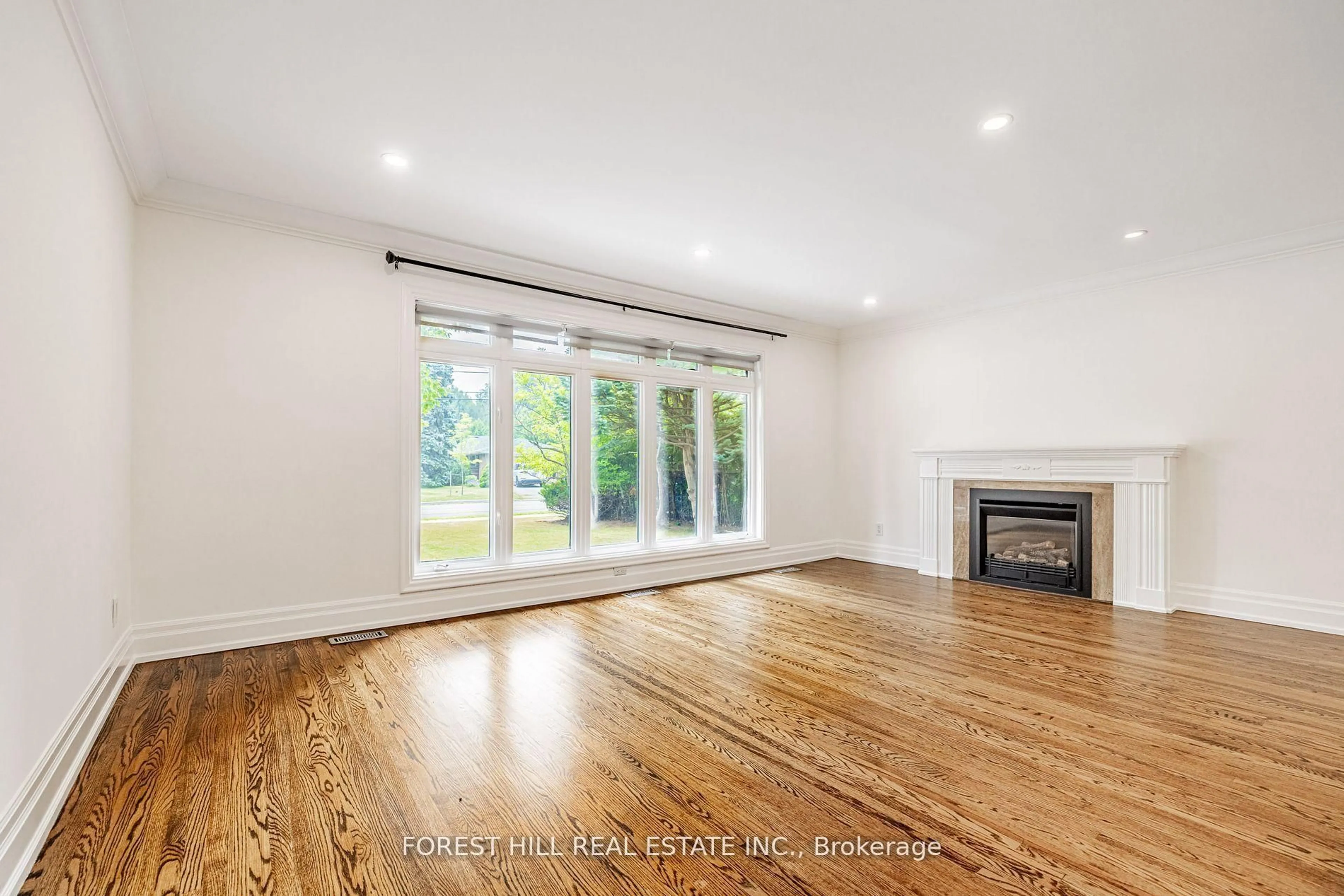 Living room with furniture, wood/laminate floor for 38 Citation Dr, Toronto Ontario M2K 1S6