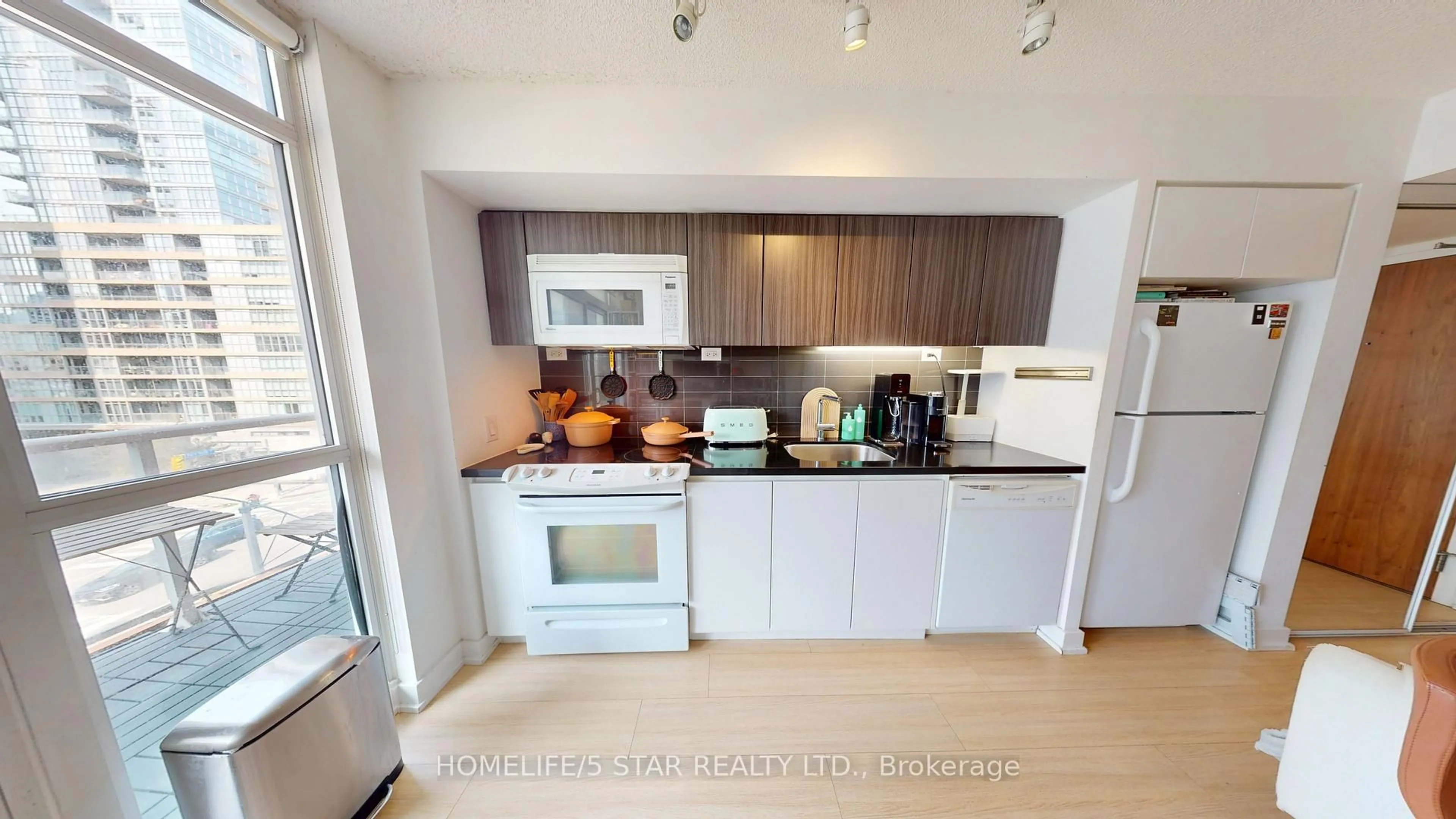 Standard kitchen, unknown for 85 QUEENS WHARF Rd #619, Toronto Ontario M5V 0J9