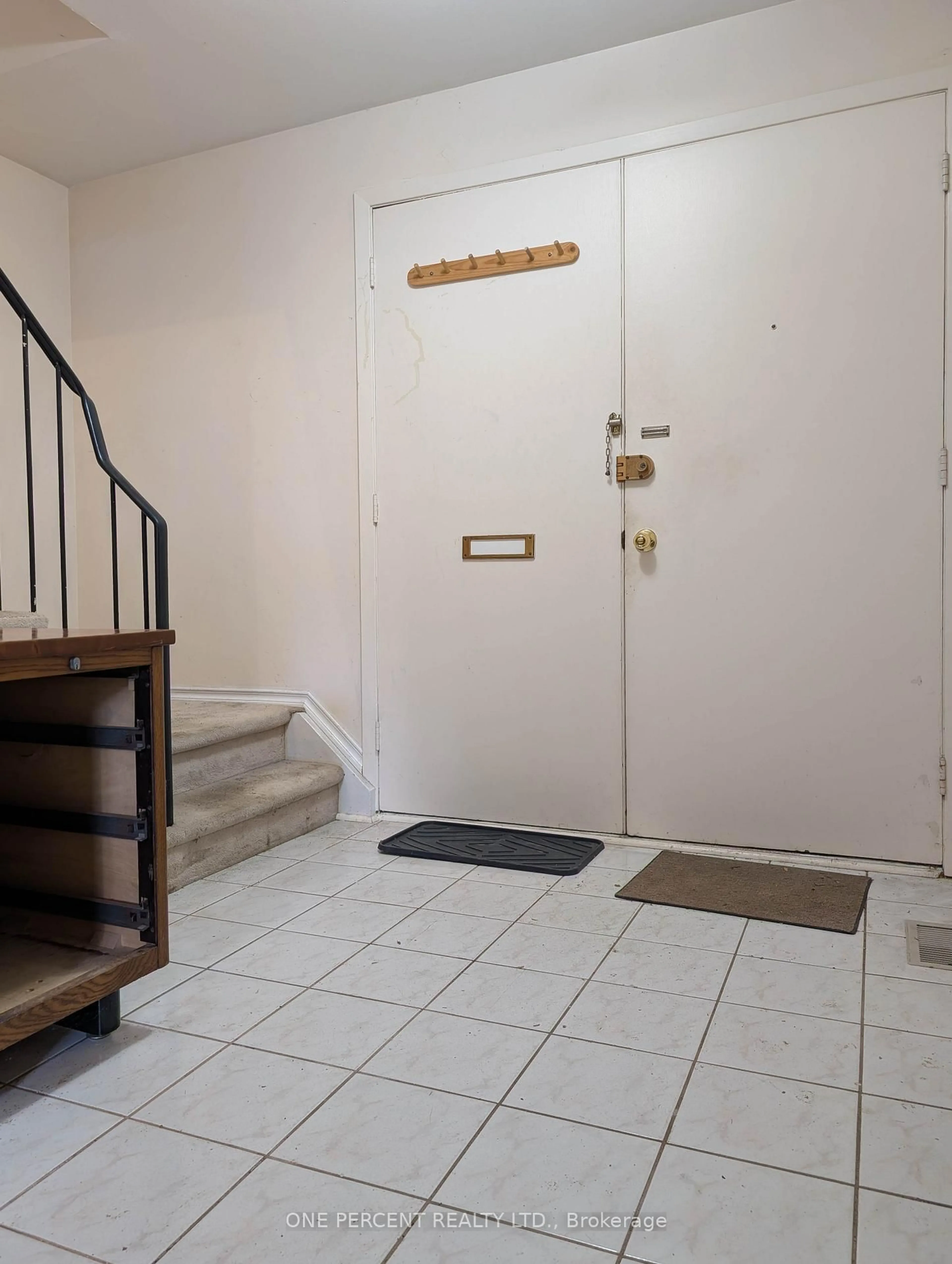 Indoor foyer for 22 Gleneagle Cres, Toronto Ontario M2J 3H3