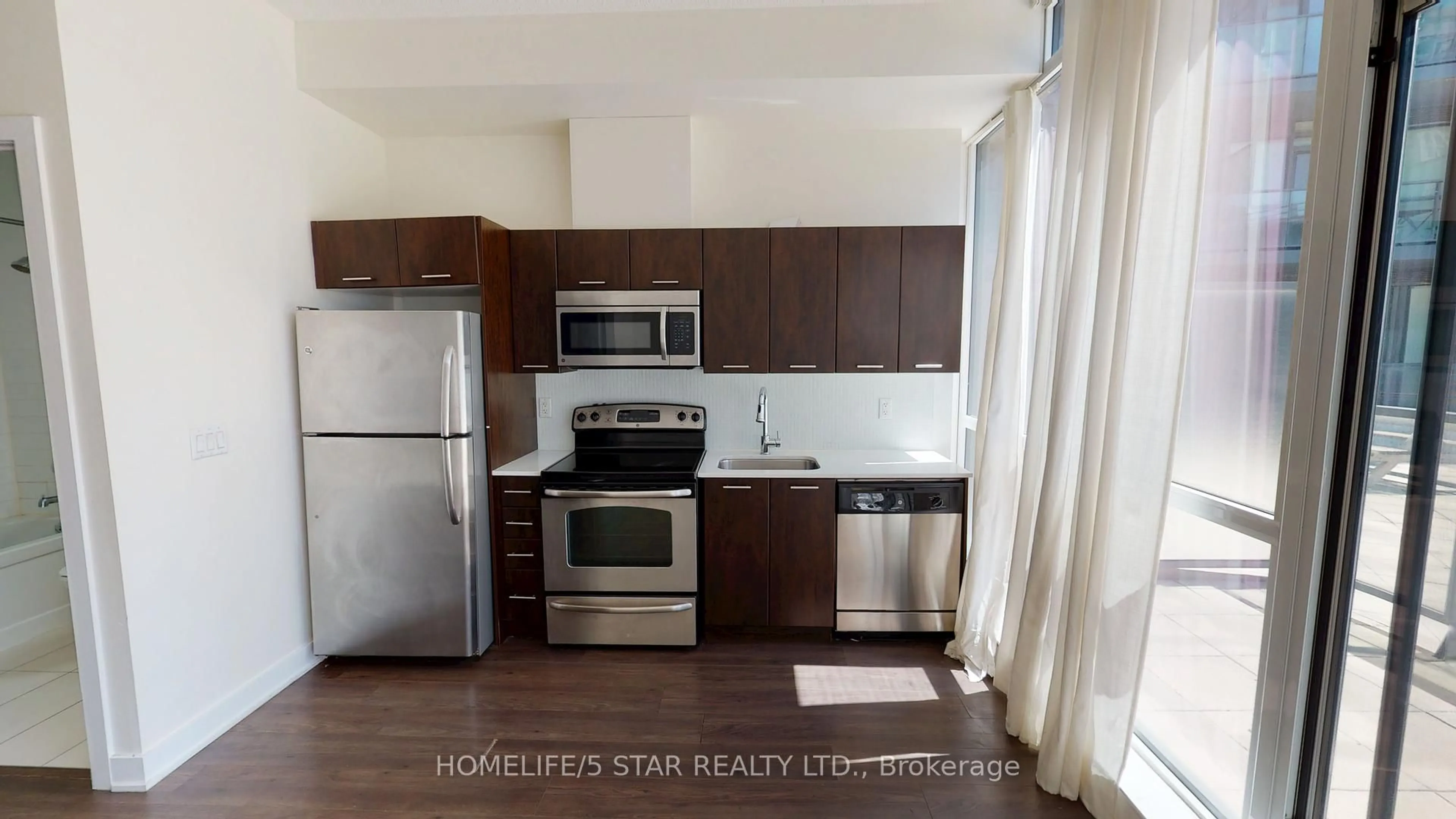 Standard kitchen, wood/laminate floor for 169 FORT YORK Blvd #218, Toronto Ontario M5V 0C8
