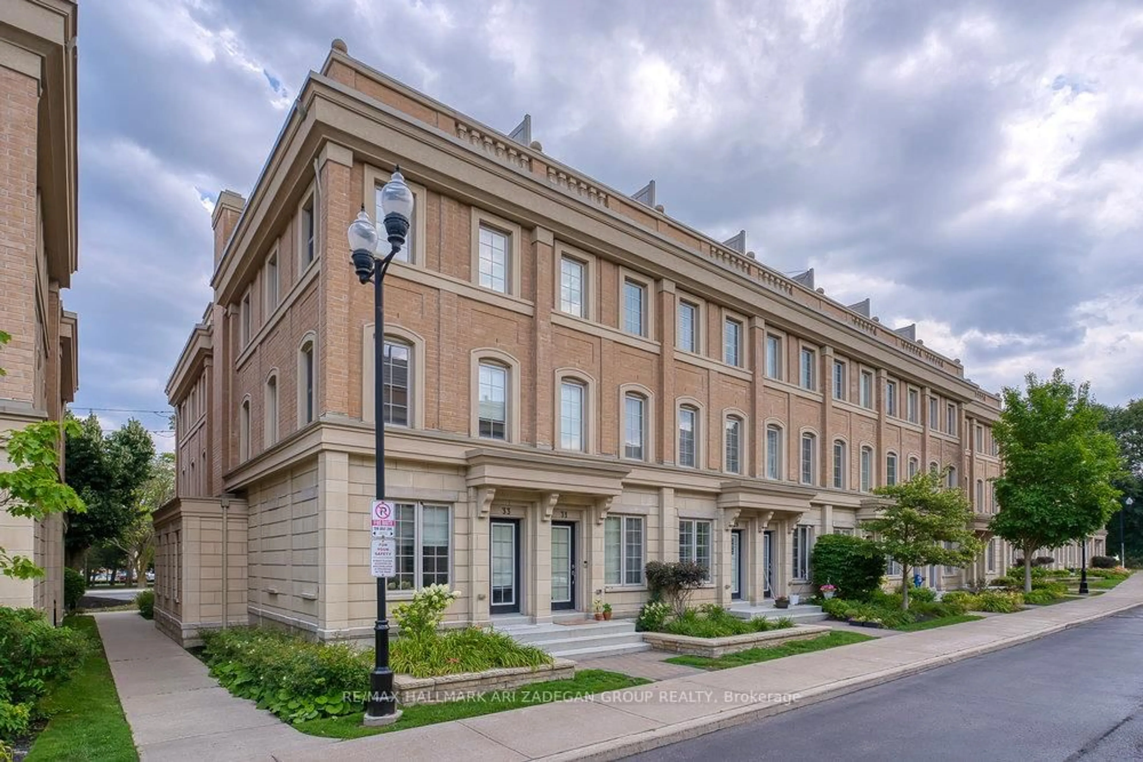 Unknown for 31 Hargrave Lane, Toronto Ontario M4N 0A4