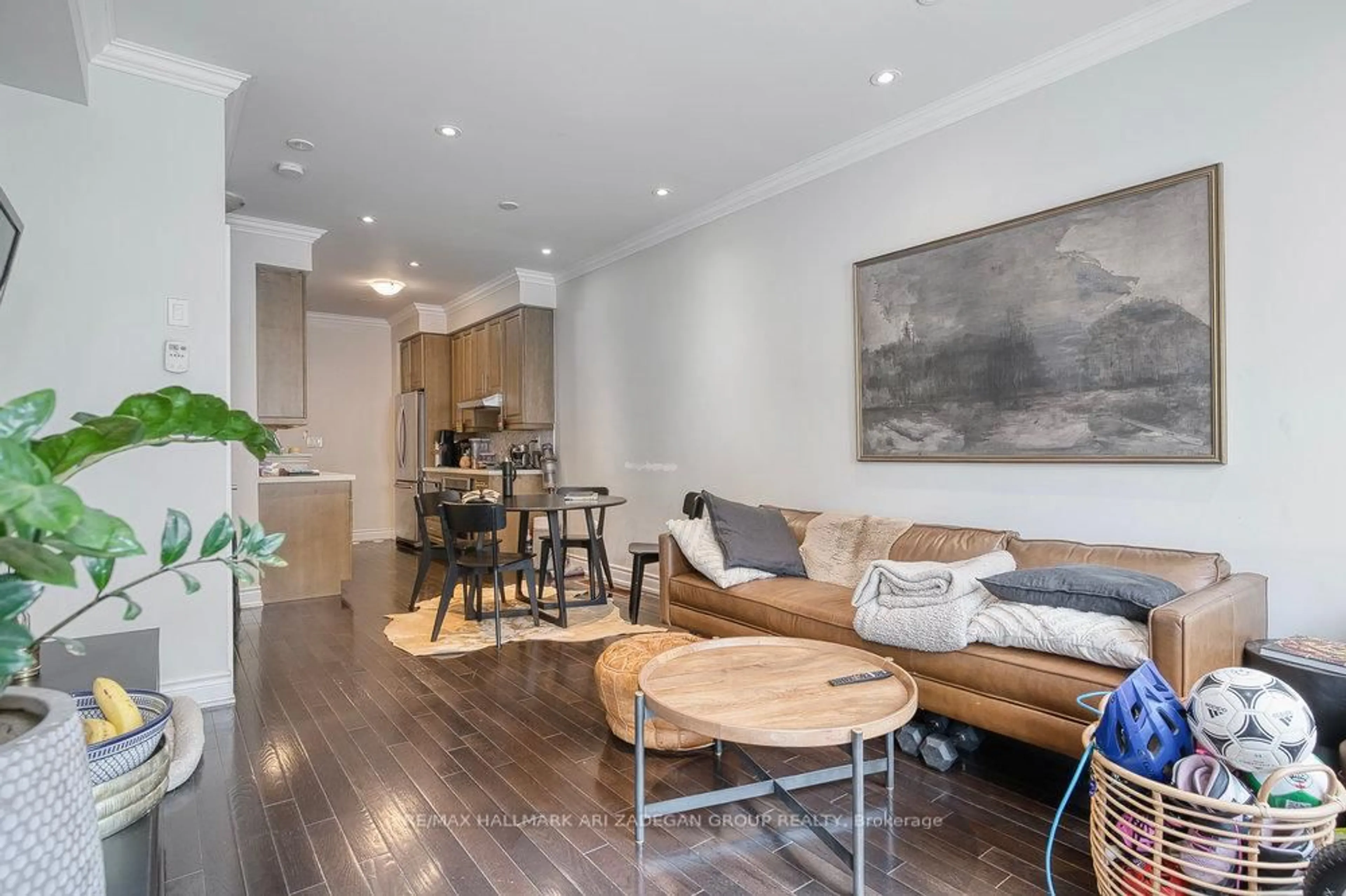 Living room with furniture, wood/laminate floor for 31 Hargrave Lane, Toronto Ontario M4N 0A4