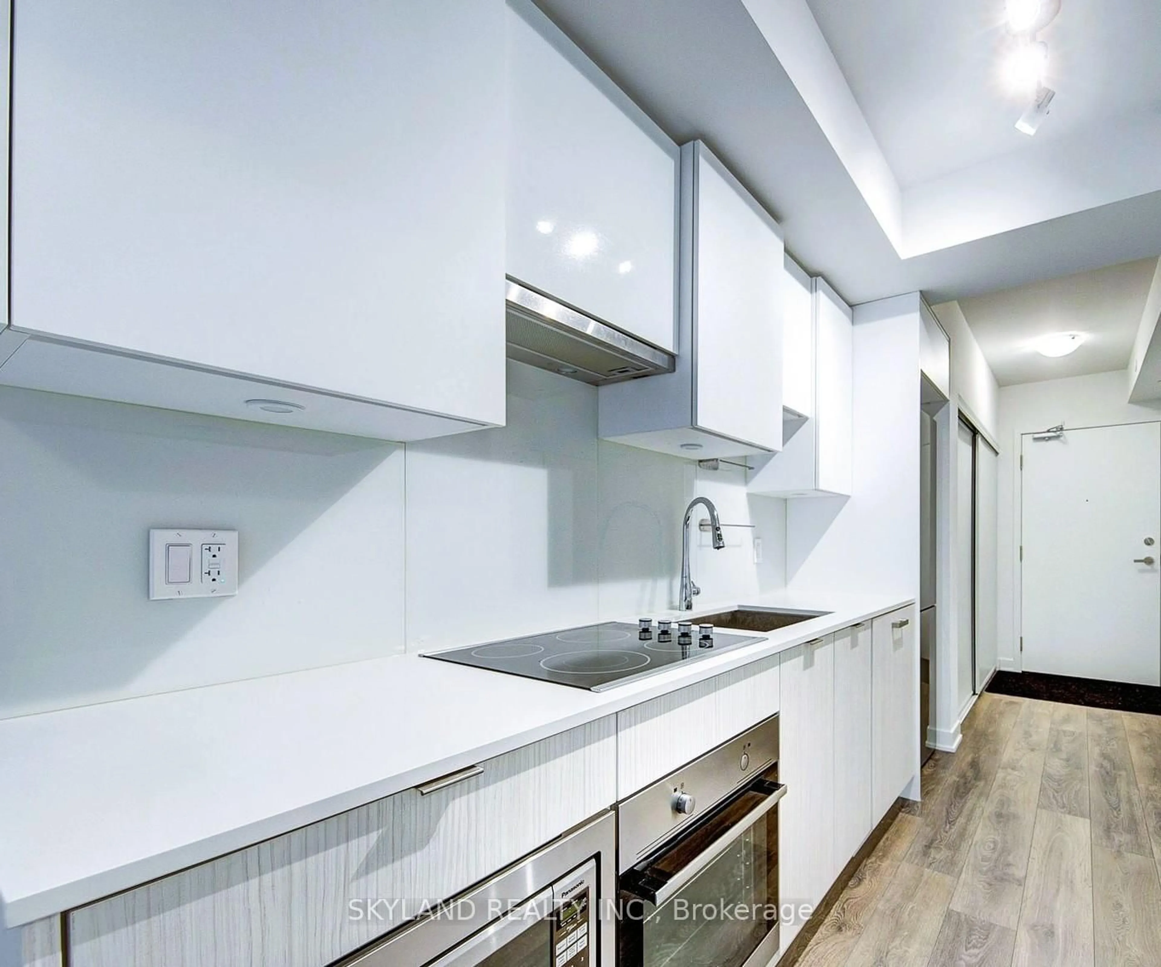 Standard kitchen, ceramic/tile floor for 99 Broadway Ave #3208, Toronto Ontario M4P 0E3