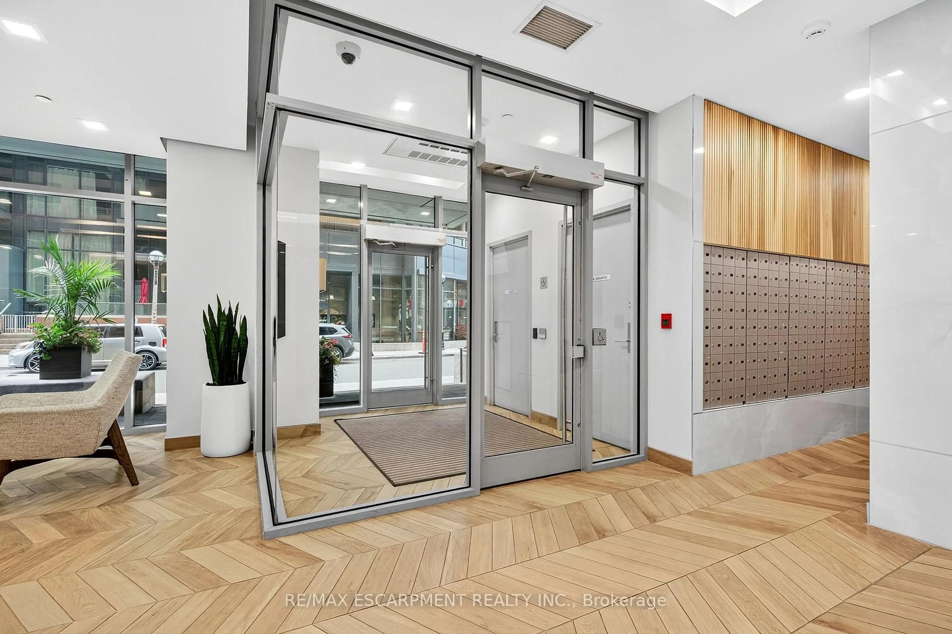Indoor foyer for 15 BRUYERES Mews #212, Toronto Ontario M5V 0A7