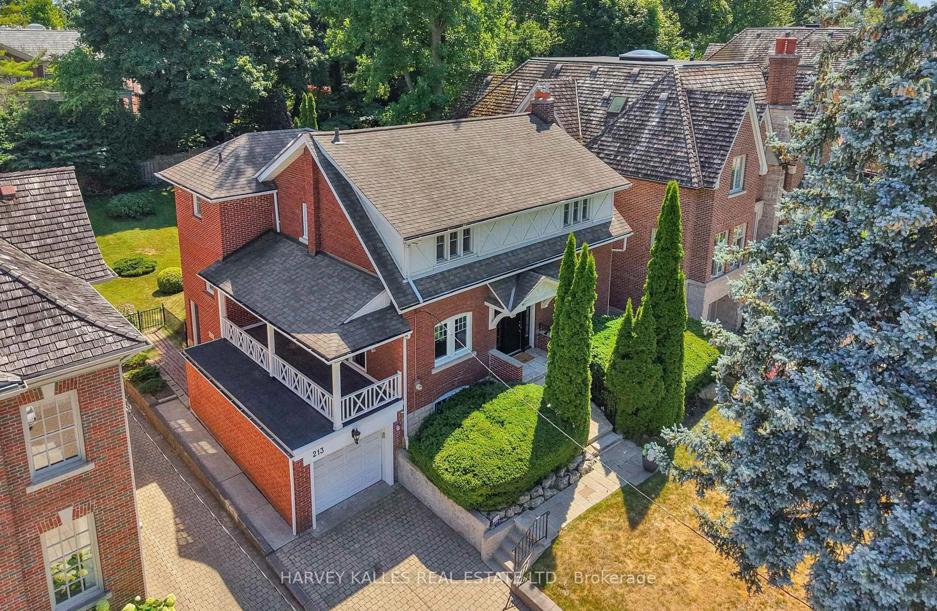 A pic from outside/outdoor area/front of a property/back of a property/a pic from drone, street for 213 St Leonards Ave, Toronto Ontario M4N 1K8