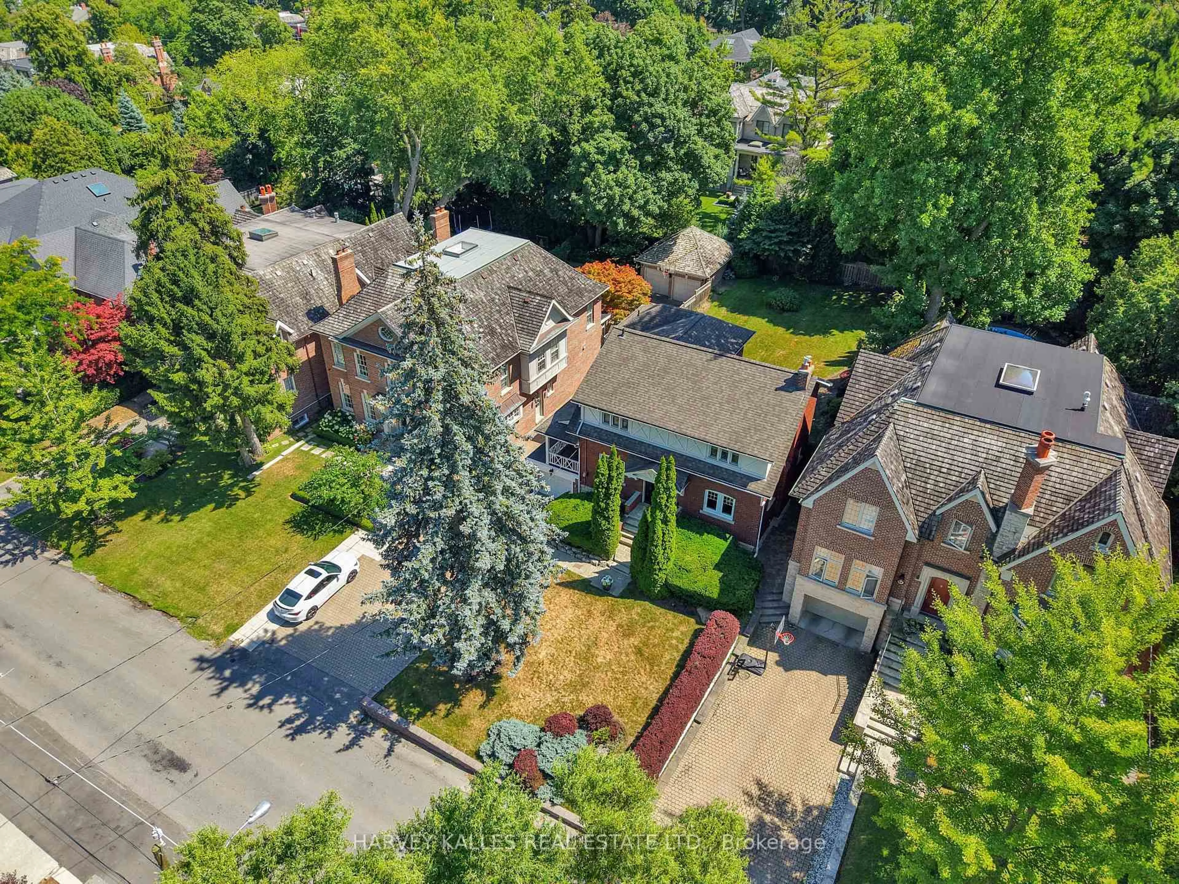 A pic from outside/outdoor area/front of a property/back of a property/a pic from drone, street for 213 St Leonards Ave, Toronto Ontario M4N 1K8