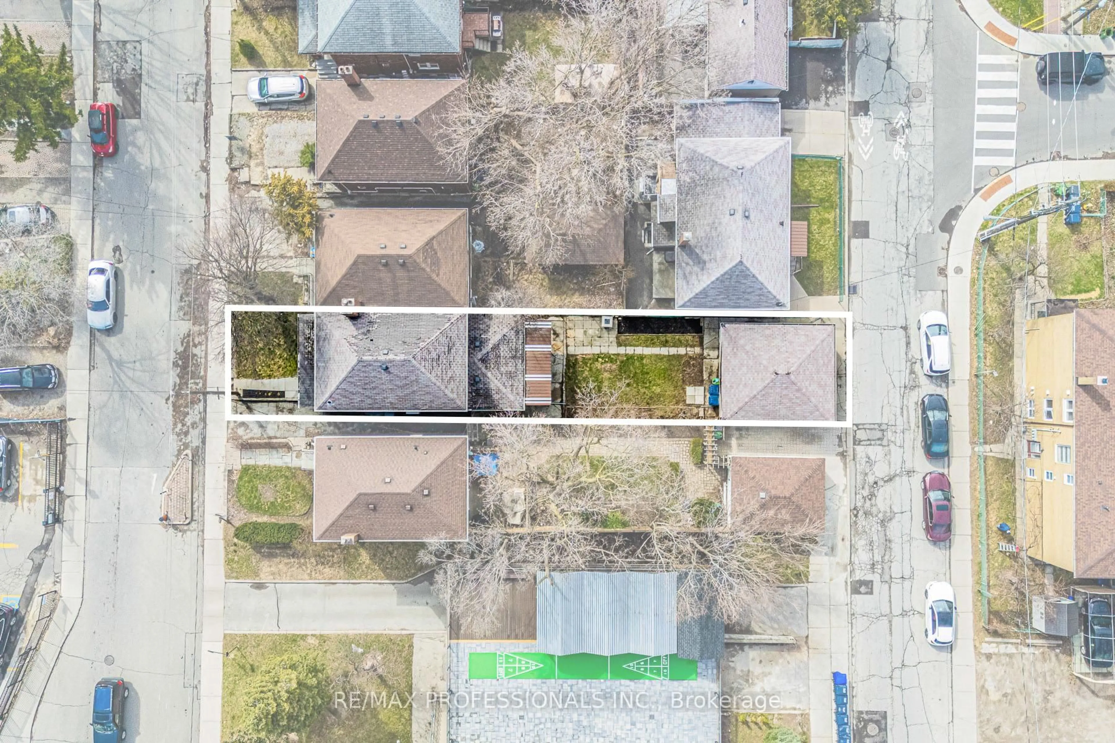 A pic from outside/outdoor area/front of a property/back of a property/a pic from drone, street for 560 Atlas Ave, Toronto Ontario M6C 3R4
