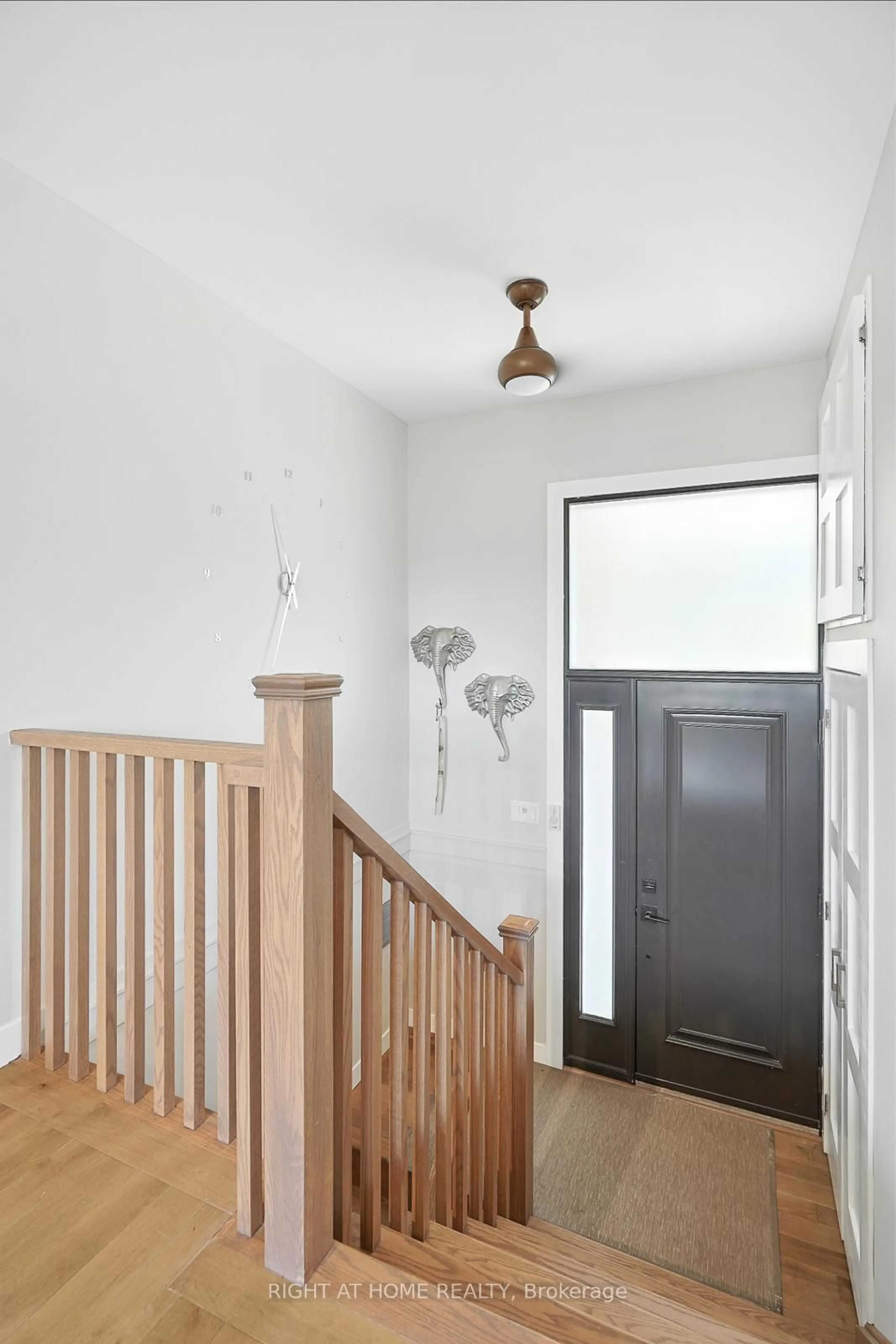 Indoor foyer for 142 Sloane Ave, Toronto Ontario M4A 2B7