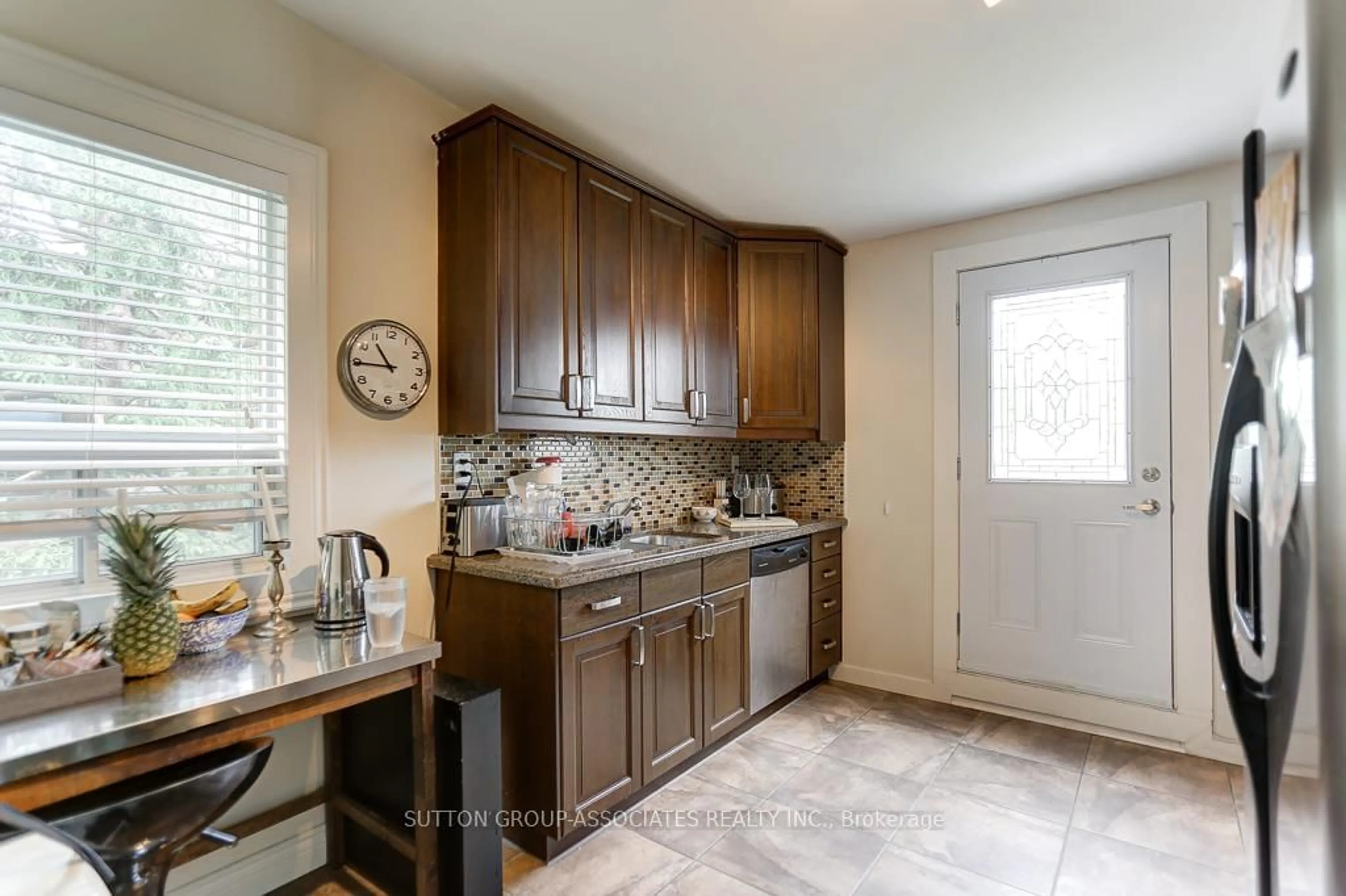 Standard kitchen, ceramic/tile floor for 69 Palmerston Ave, Toronto Ontario M6J 2J2