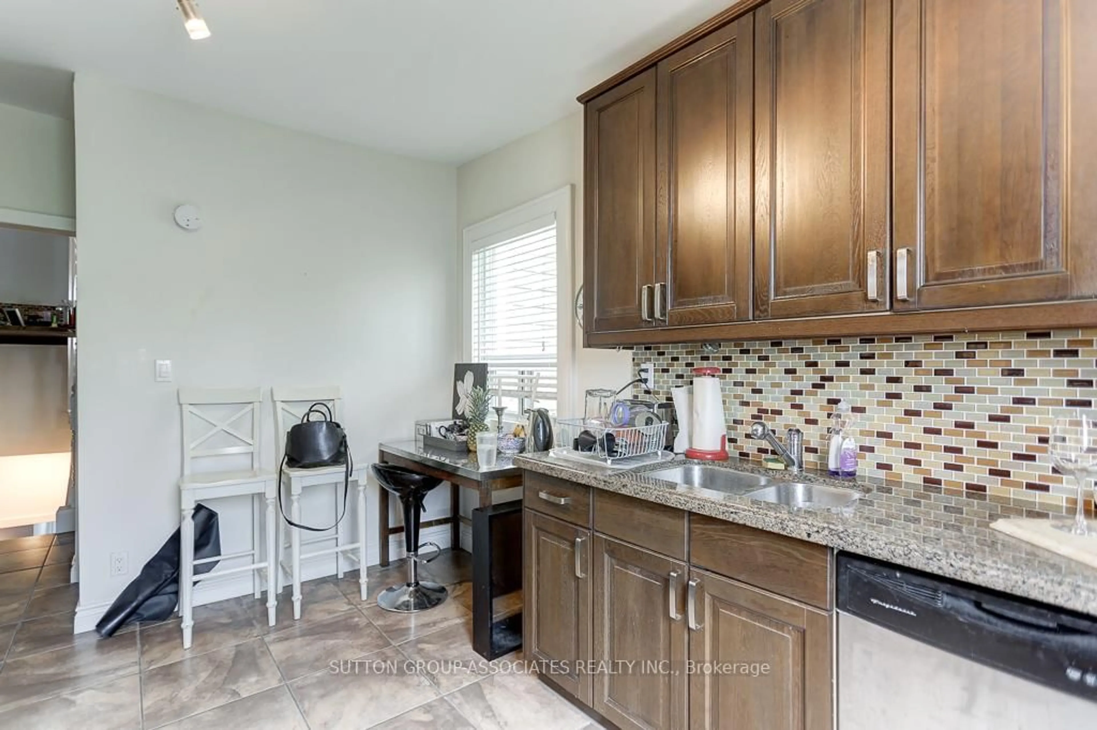Standard kitchen, ceramic/tile floor for 69 Palmerston Ave, Toronto Ontario M6J 2J2