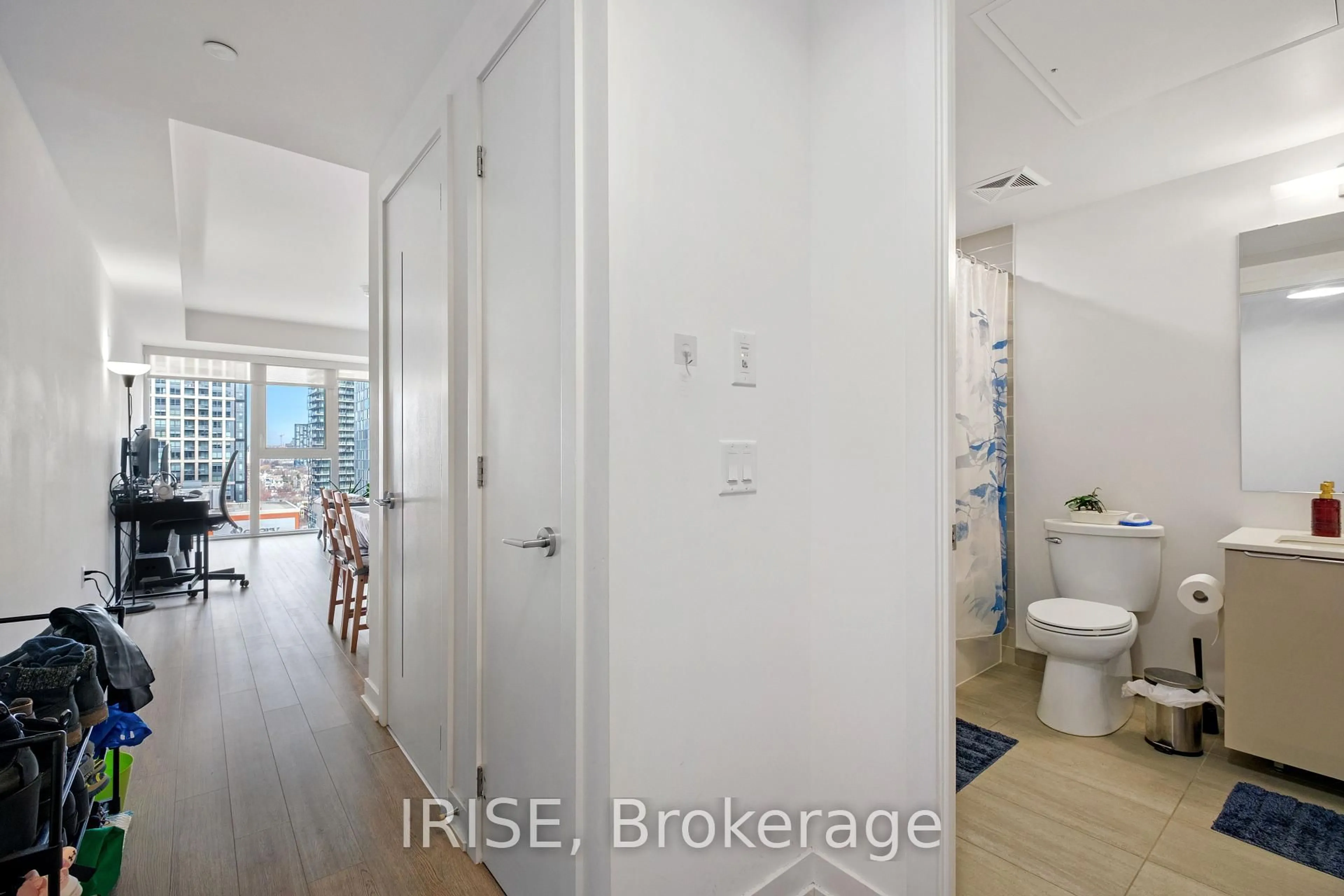 Indoor entryway for 357 King St #1702, Toronto Ontario M5V 0S7