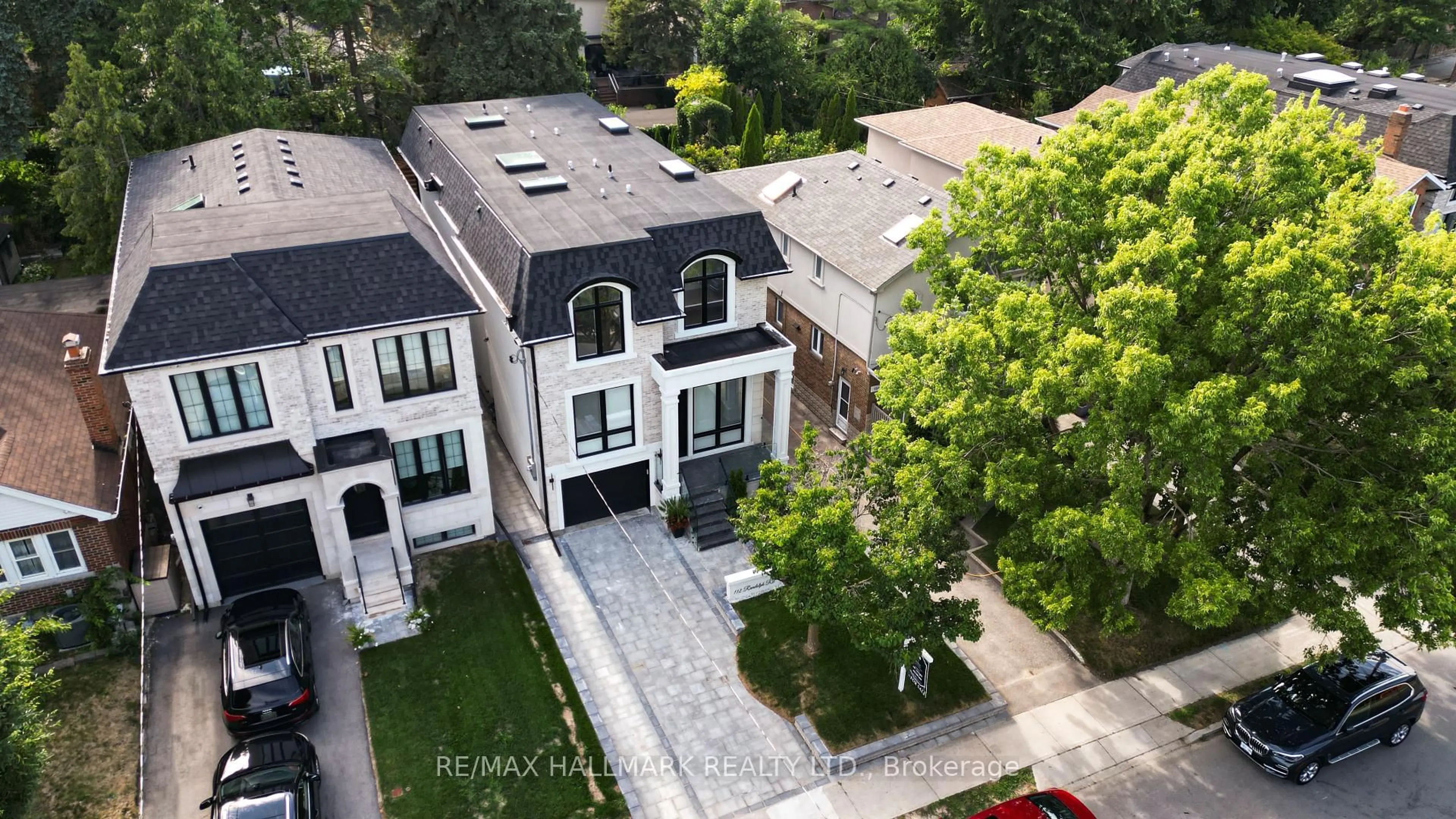 A pic from outside/outdoor area/front of a property/back of a property/a pic from drone, street for 112 Randolph Rd, Toronto Ontario M4G 3R9