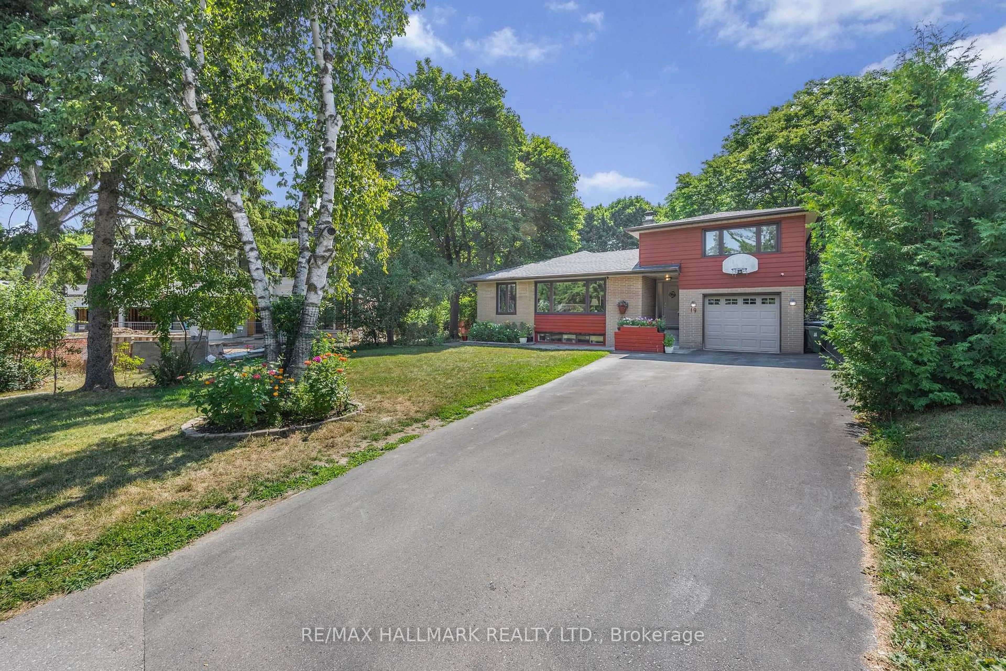 A pic from outside/outdoor area/front of a property/back of a property/a pic from drone, street for 19 Talwood Dr, Toronto Ontario M3B 1J6