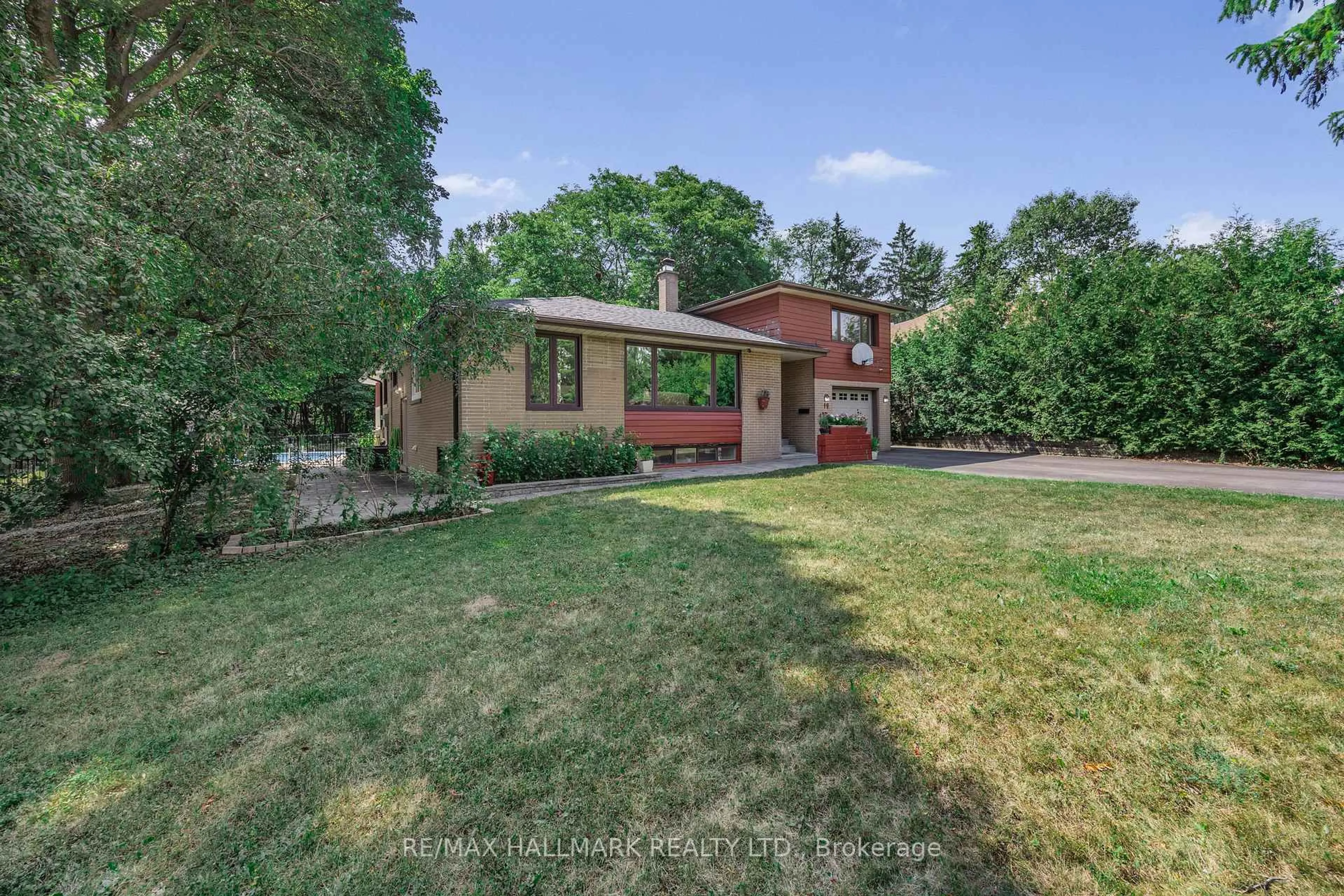 A pic from outside/outdoor area/front of a property/back of a property/a pic from drone, street for 19 Talwood Dr, Toronto Ontario M3B 1J6