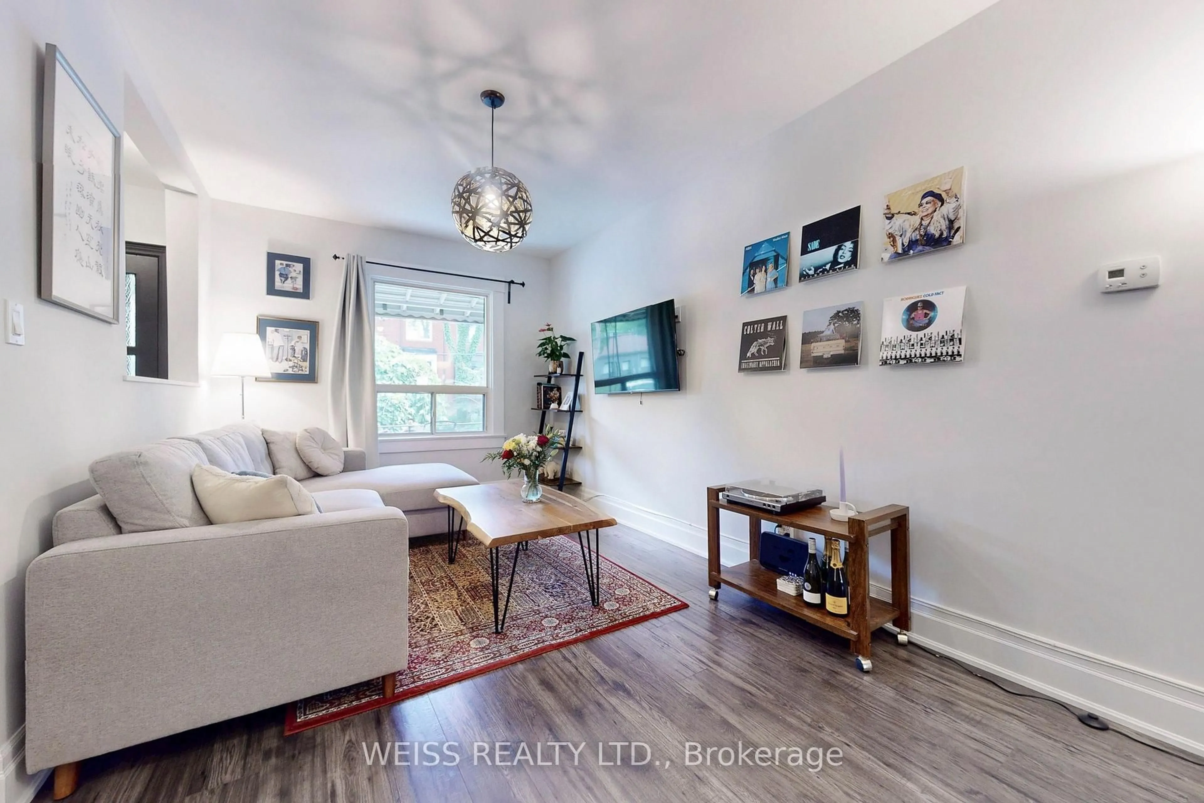 Living room with furniture, wood/laminate floor for 758 Richmond St, Toronto Ontario M6J 1C5