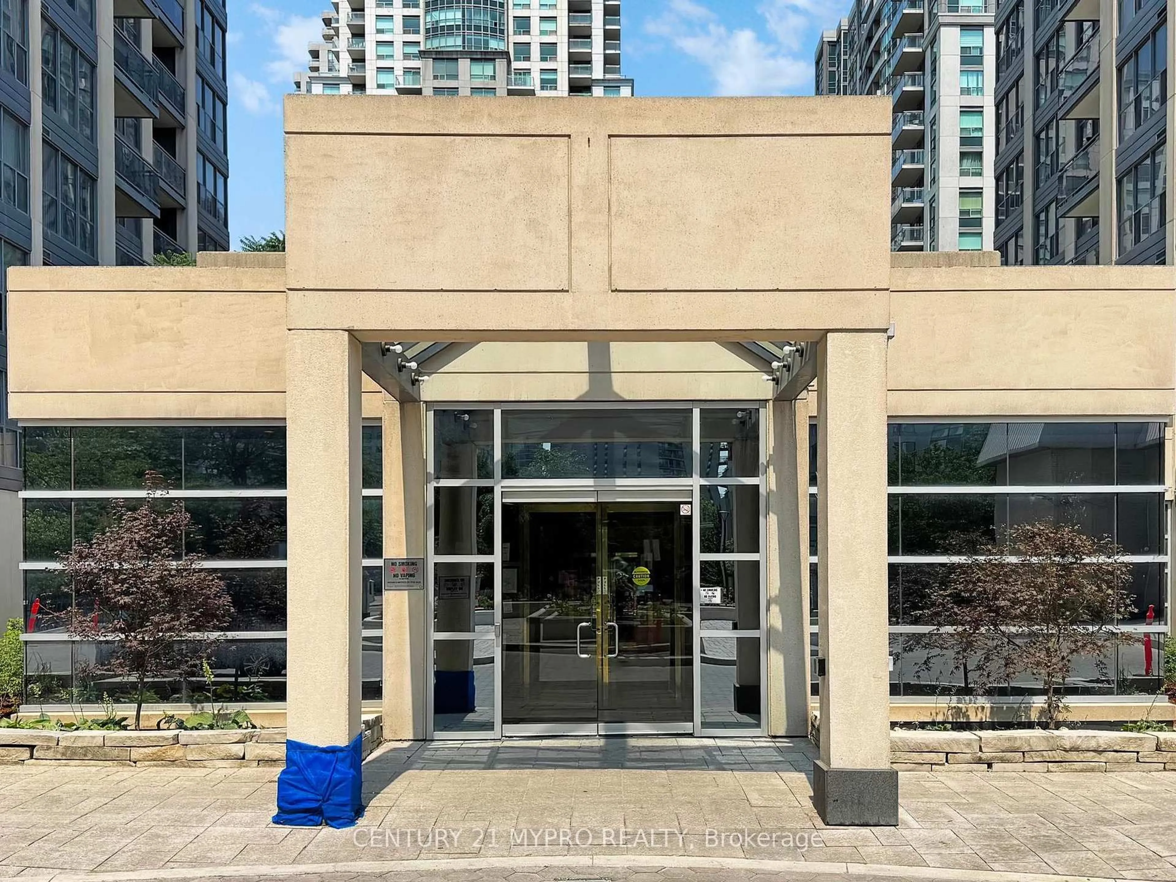 Indoor foyer for 28 Hollywood Ave #Sph207, Toronto Ontario M2N 6S4