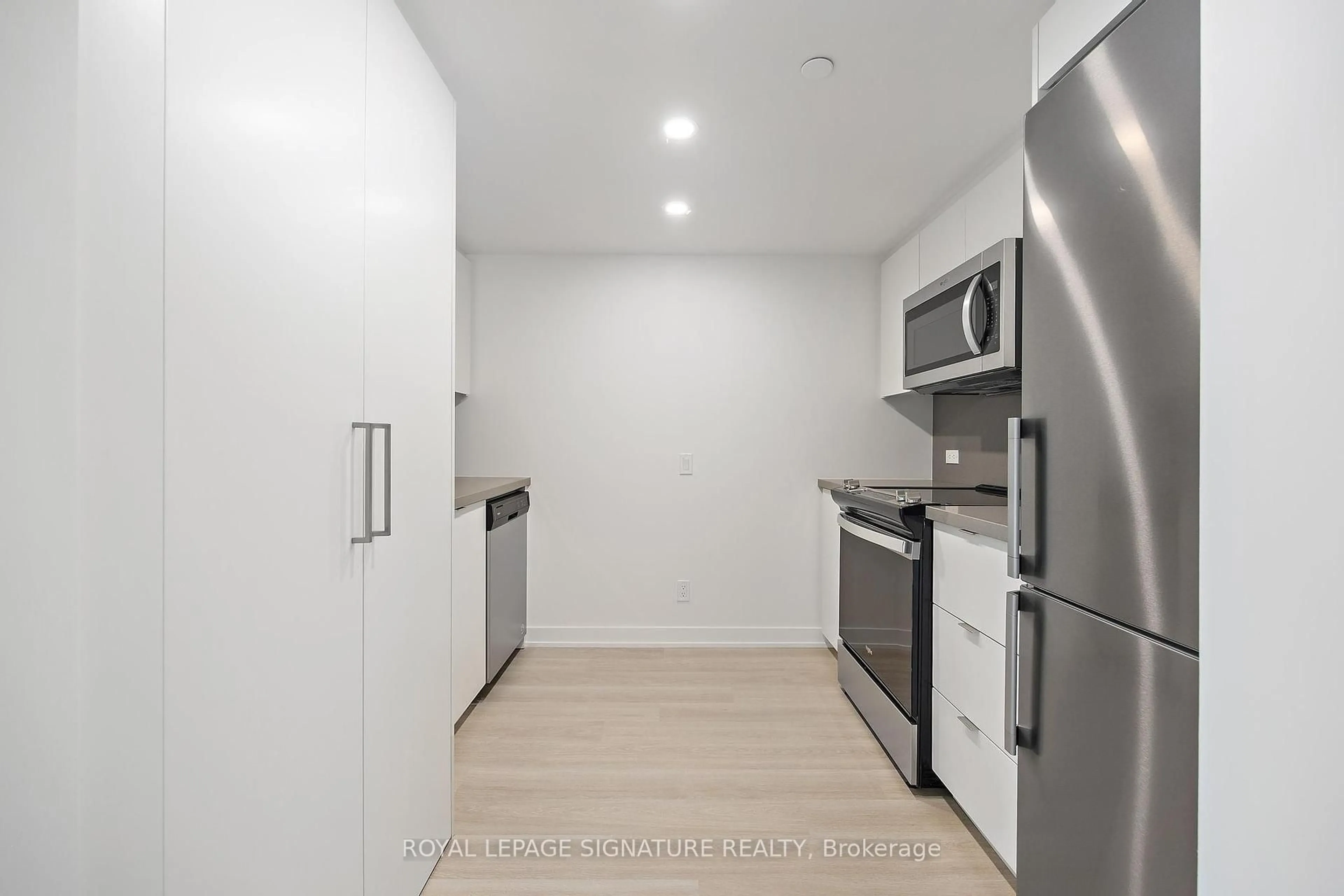 Standard kitchen, unknown for 30 Tretti Way #824, Toronto Ontario M3H 0E3