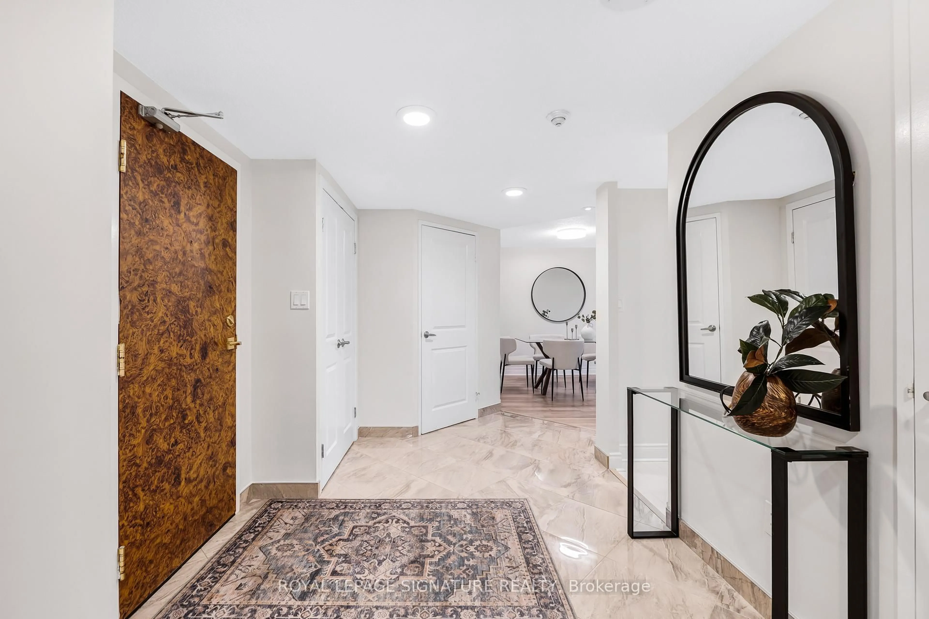 Indoor foyer for 10 Kenneth Ave #406, Toronto Ontario M2N 6K6