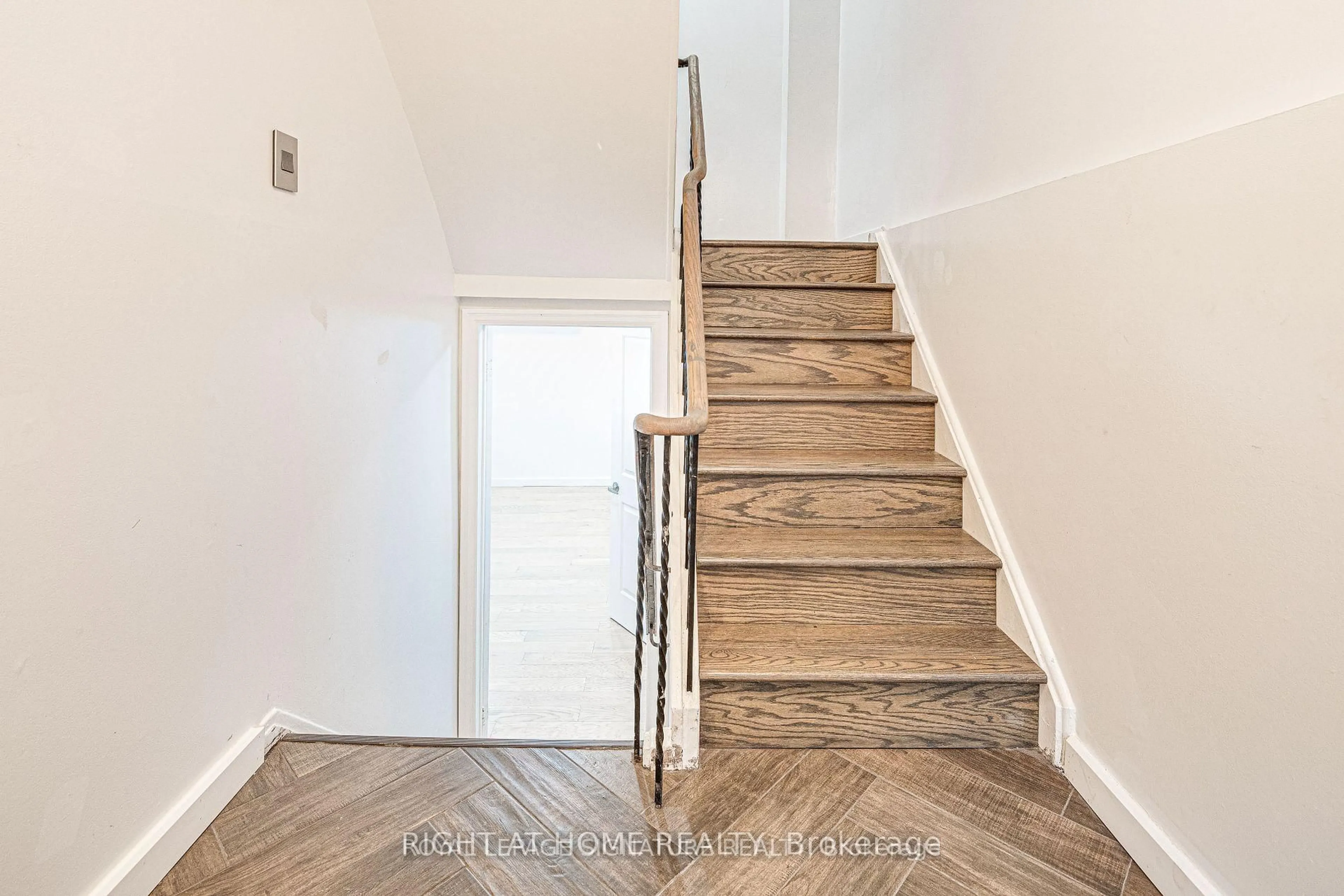 Stairs for 82 Song Meadoway #92, Toronto Ontario M2H 2T7