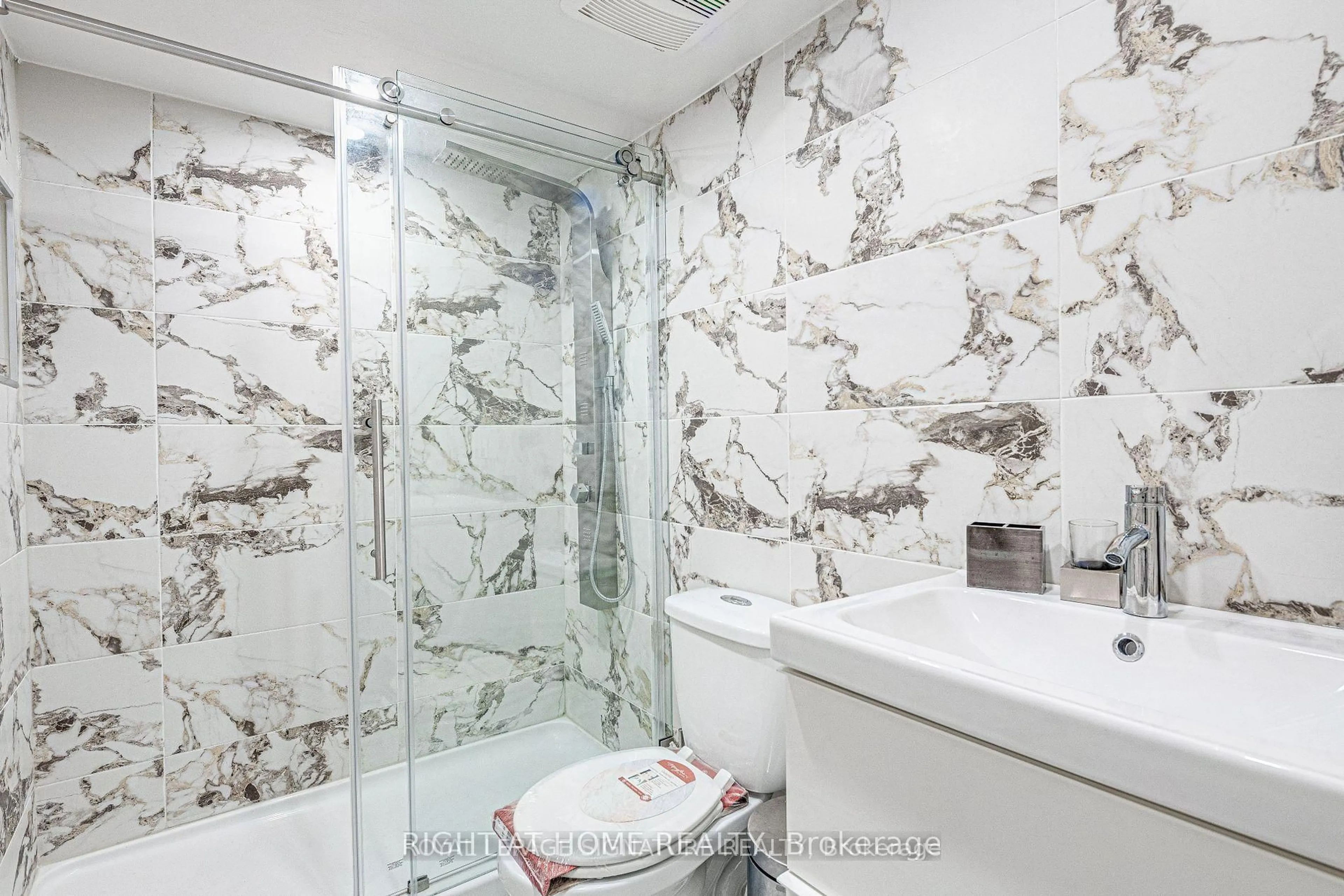 Contemporary bathroom, ceramic/tile floor for 82 Song Meadoway #92, Toronto Ontario M2H 2T7