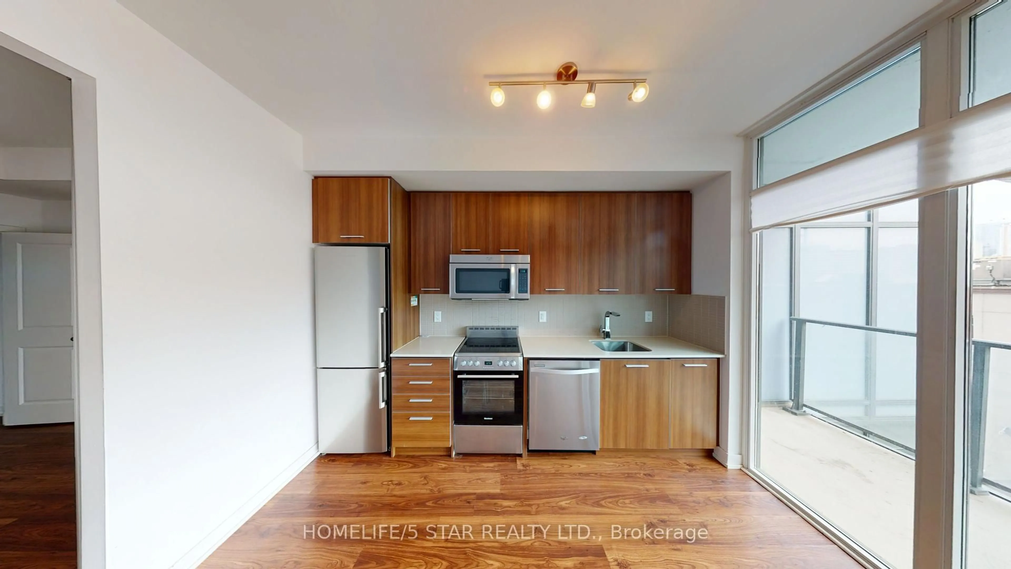 Standard kitchen, wood/laminate floor for 105 GEORGE St #414, Toronto Ontario M5A 0L4
