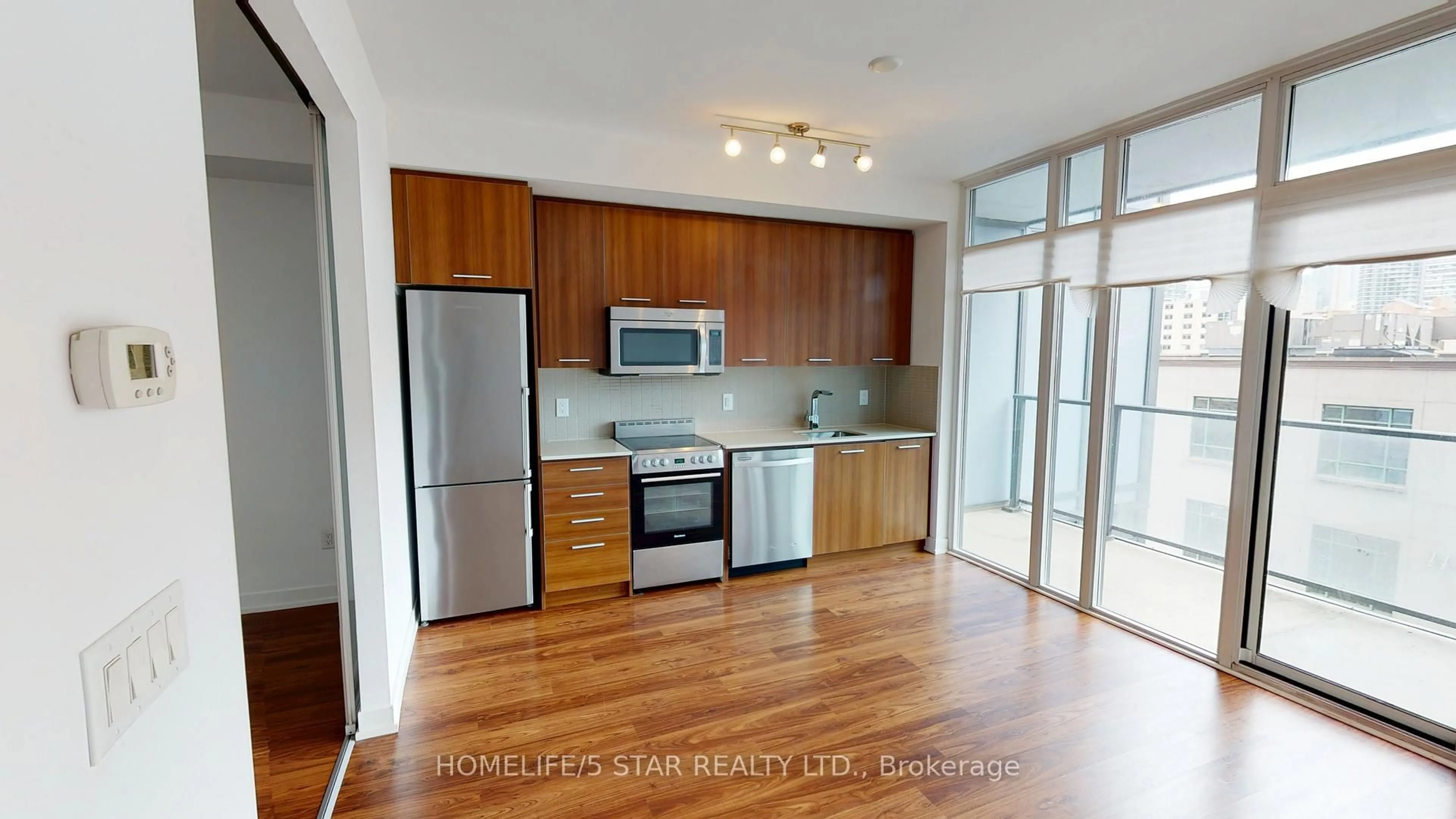 Standard kitchen, wood/laminate floor for 105 GEORGE St #414, Toronto Ontario M5A 0L4