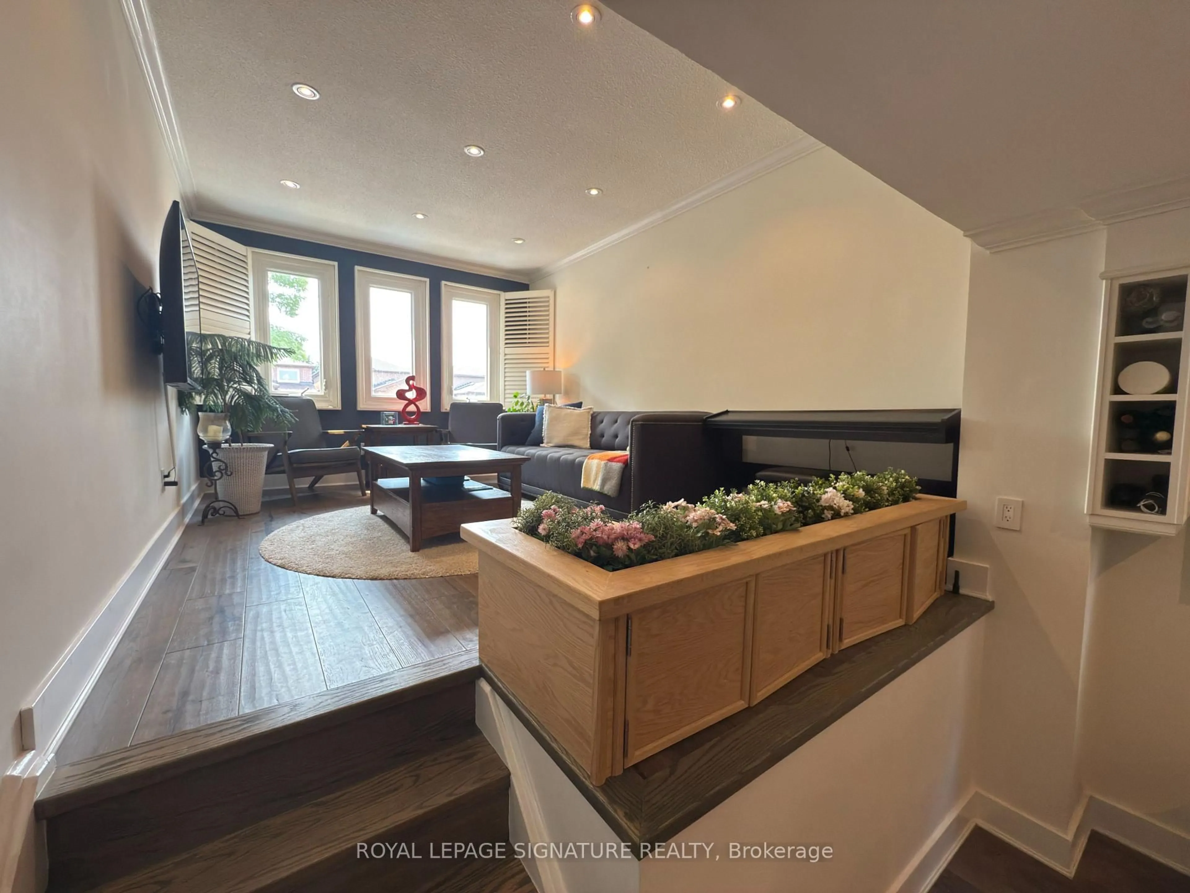 Living room with furniture, wood/laminate floor for 96 Carnival Crt, Toronto Ontario M2R 3T8