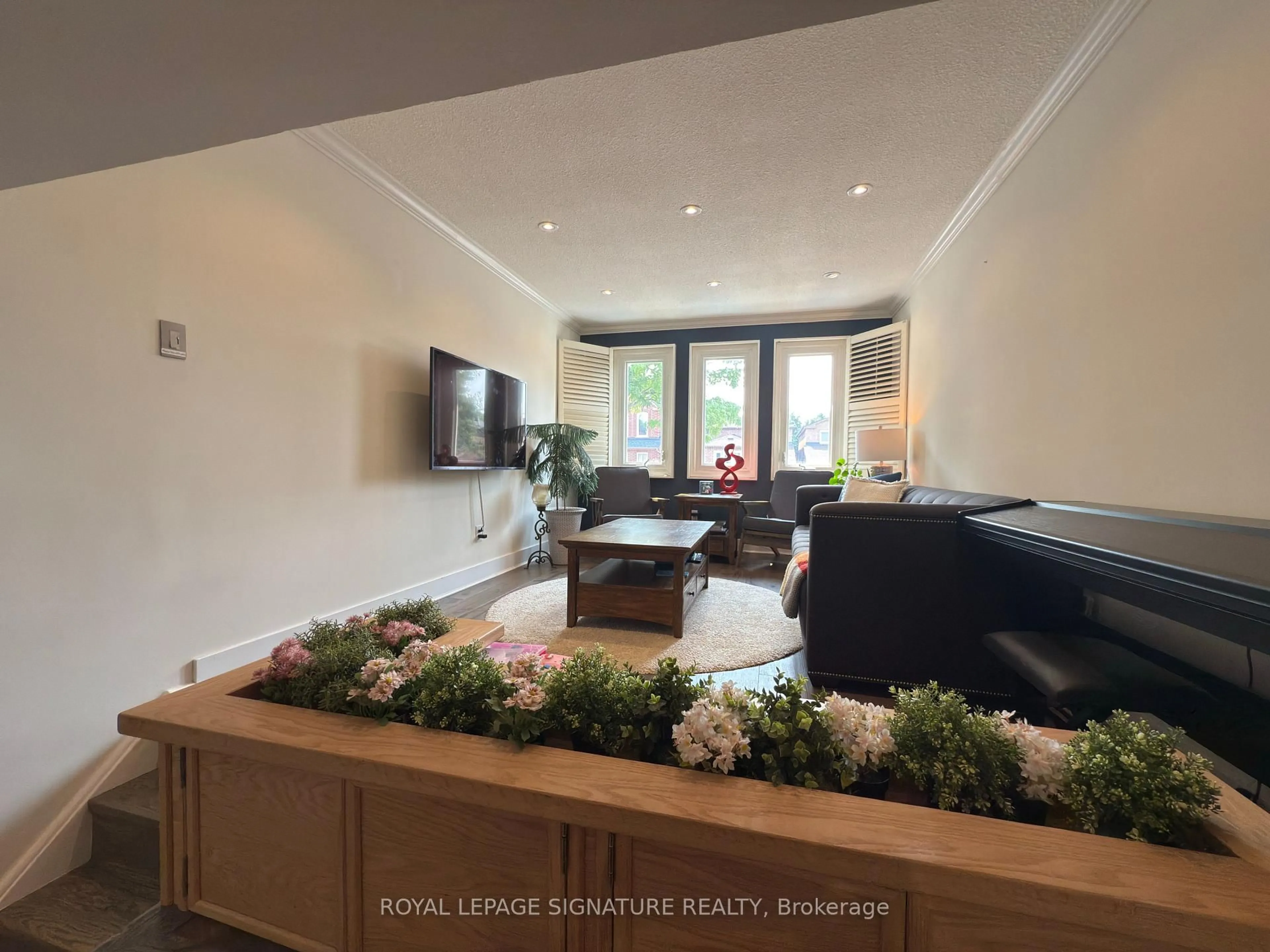 Living room with furniture, wood/laminate floor for 96 Carnival Crt, Toronto Ontario M2R 3T8