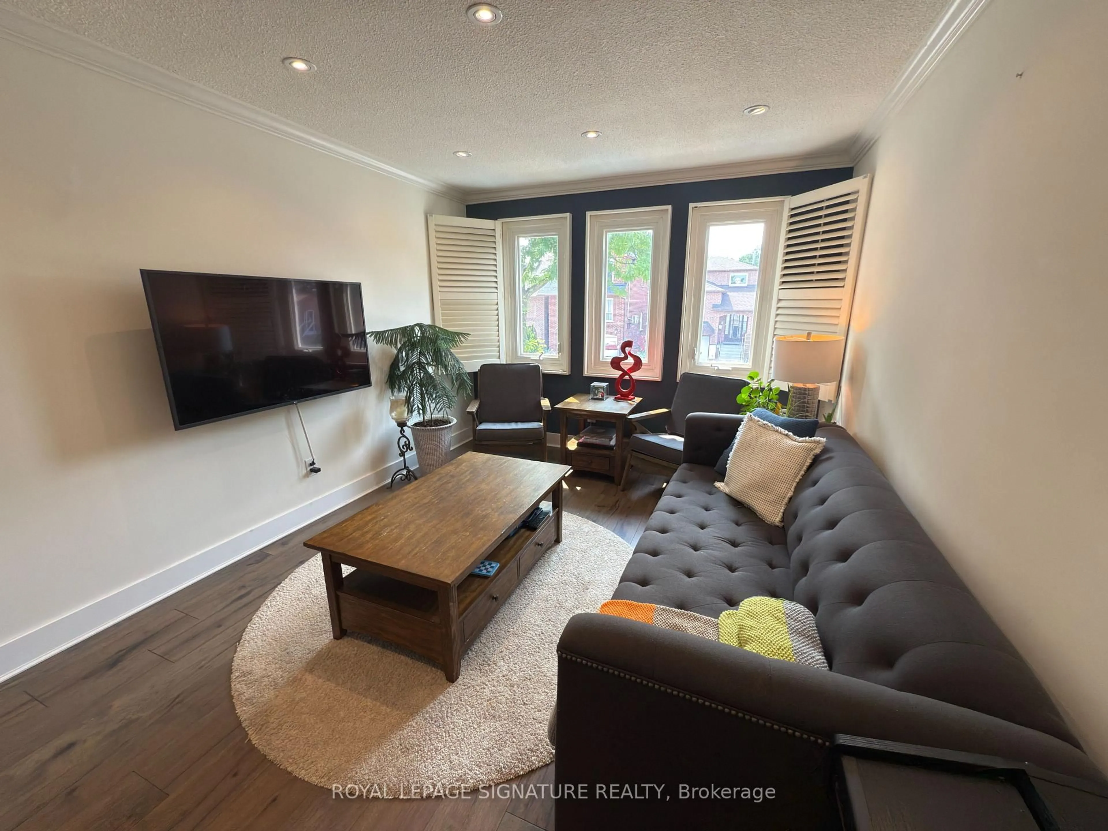 Living room with furniture, wood/laminate floor for 96 Carnival Crt, Toronto Ontario M2R 3T8