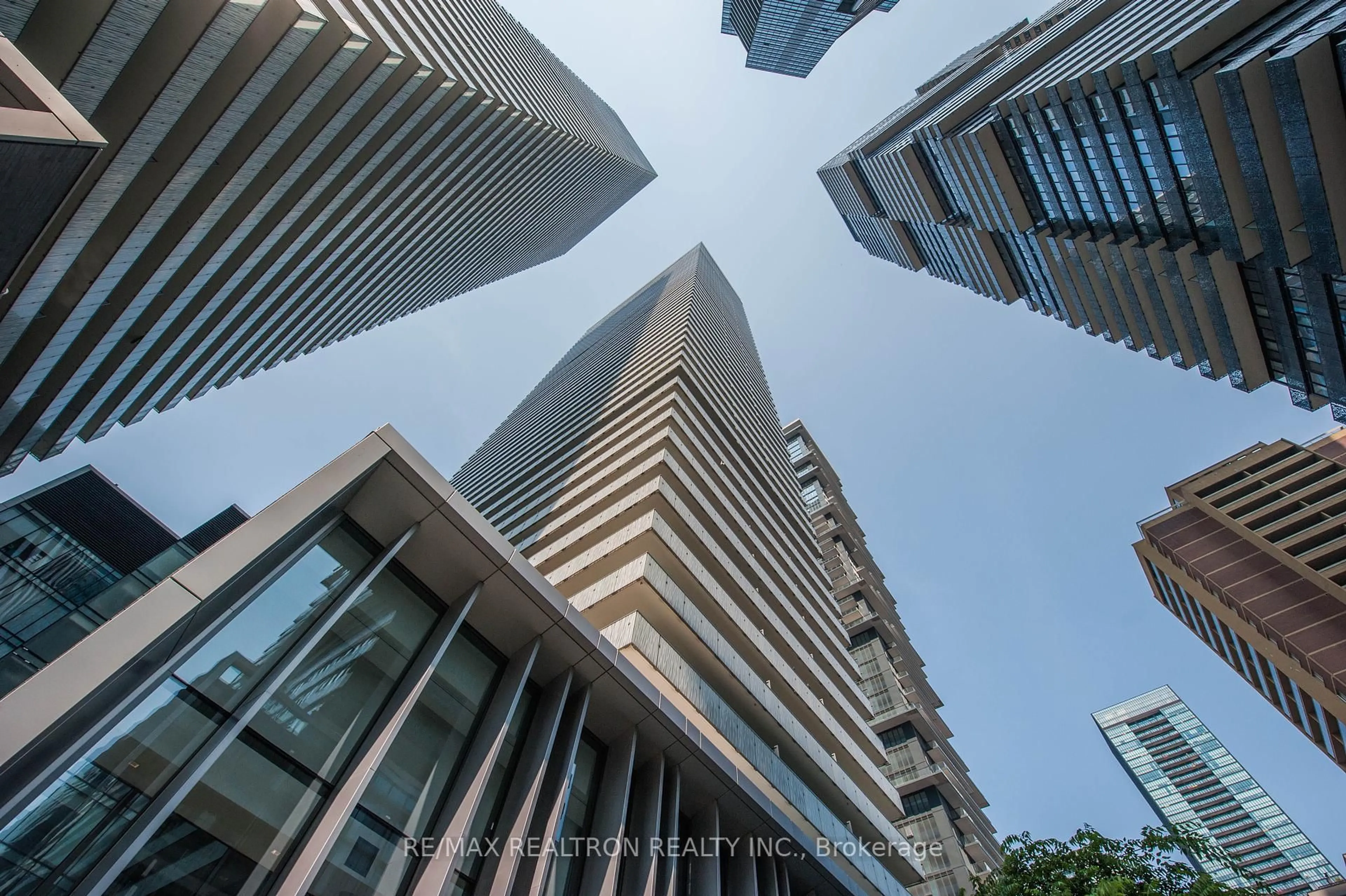 Indoor foyer for 50 Charles St #606, Toronto Ontario M4Y 1T1
