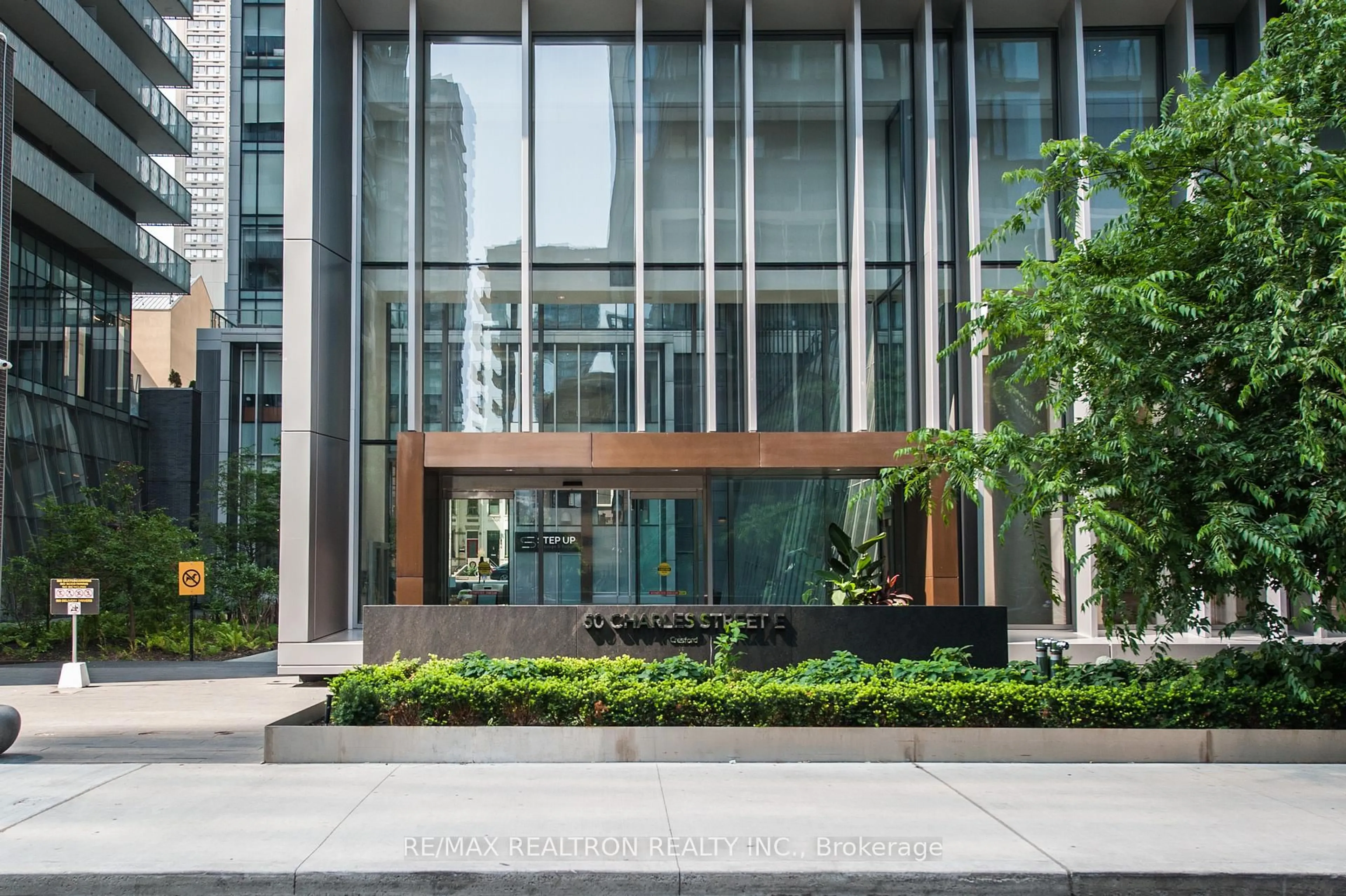 Indoor foyer for 50 Charles St #606, Toronto Ontario M4Y 1T1