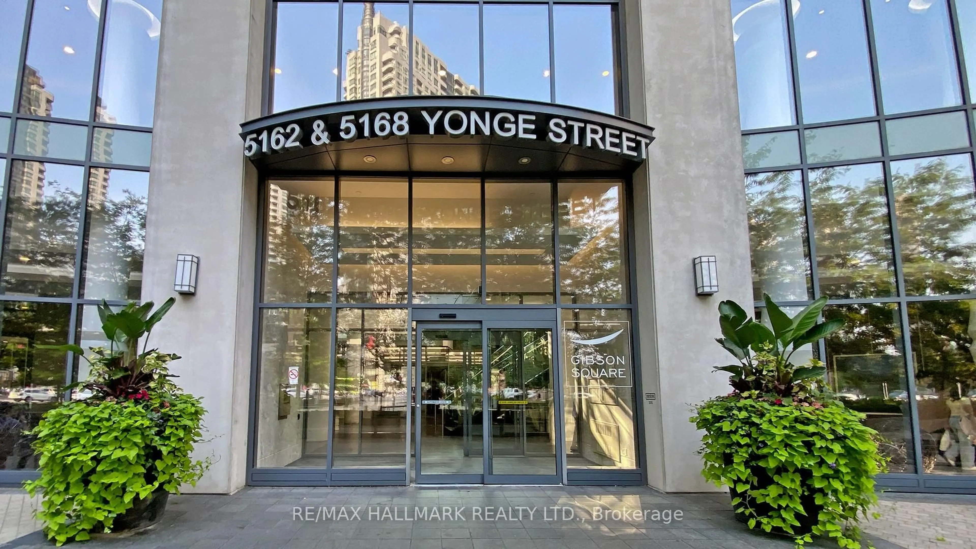 Indoor foyer for 5168 Yonge St #711, Toronto Ontario M2N 0G1