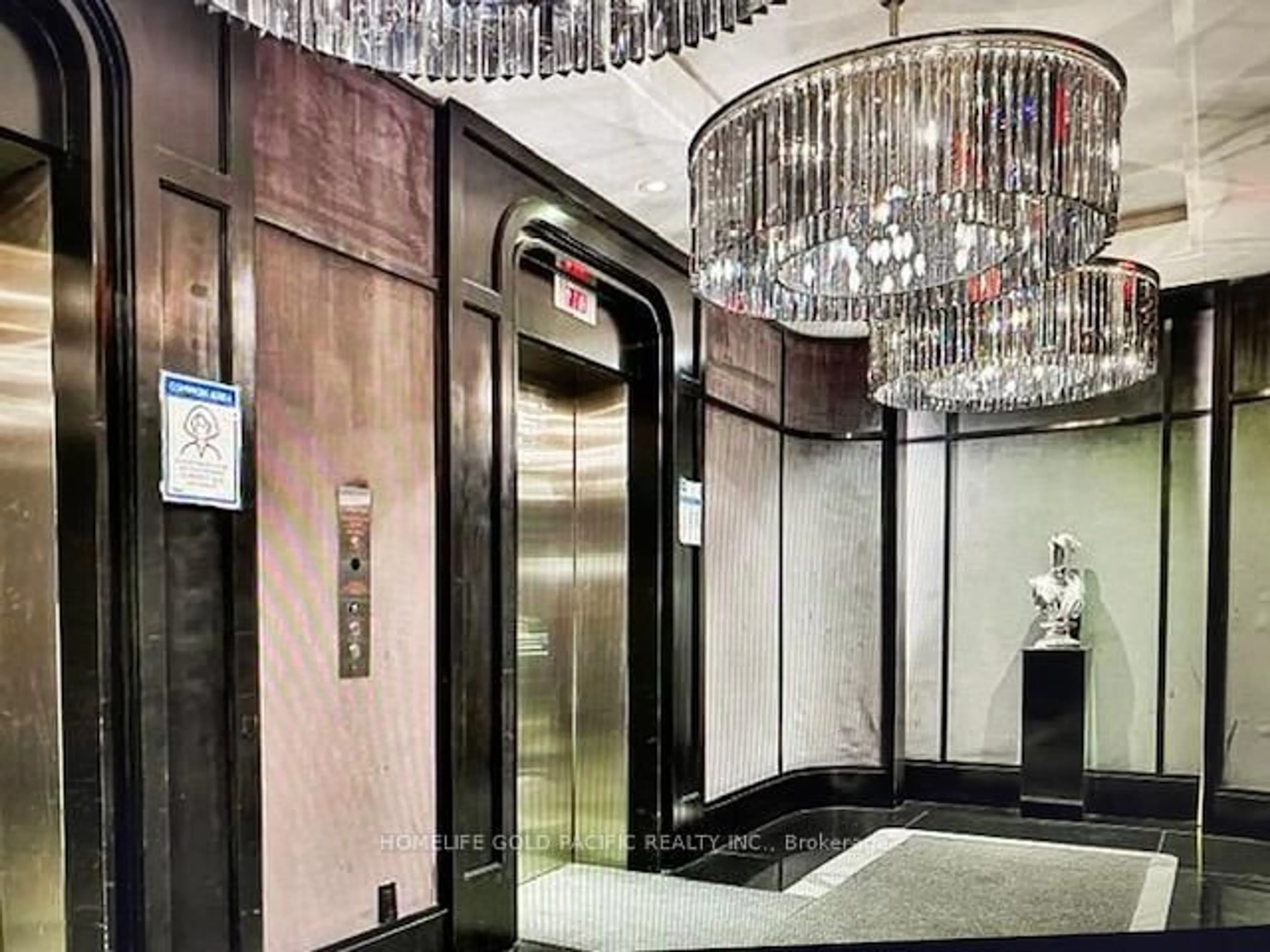 Indoor foyer for 88 Blue Jays Way #1114, Toronto Ontario M5V 2G3